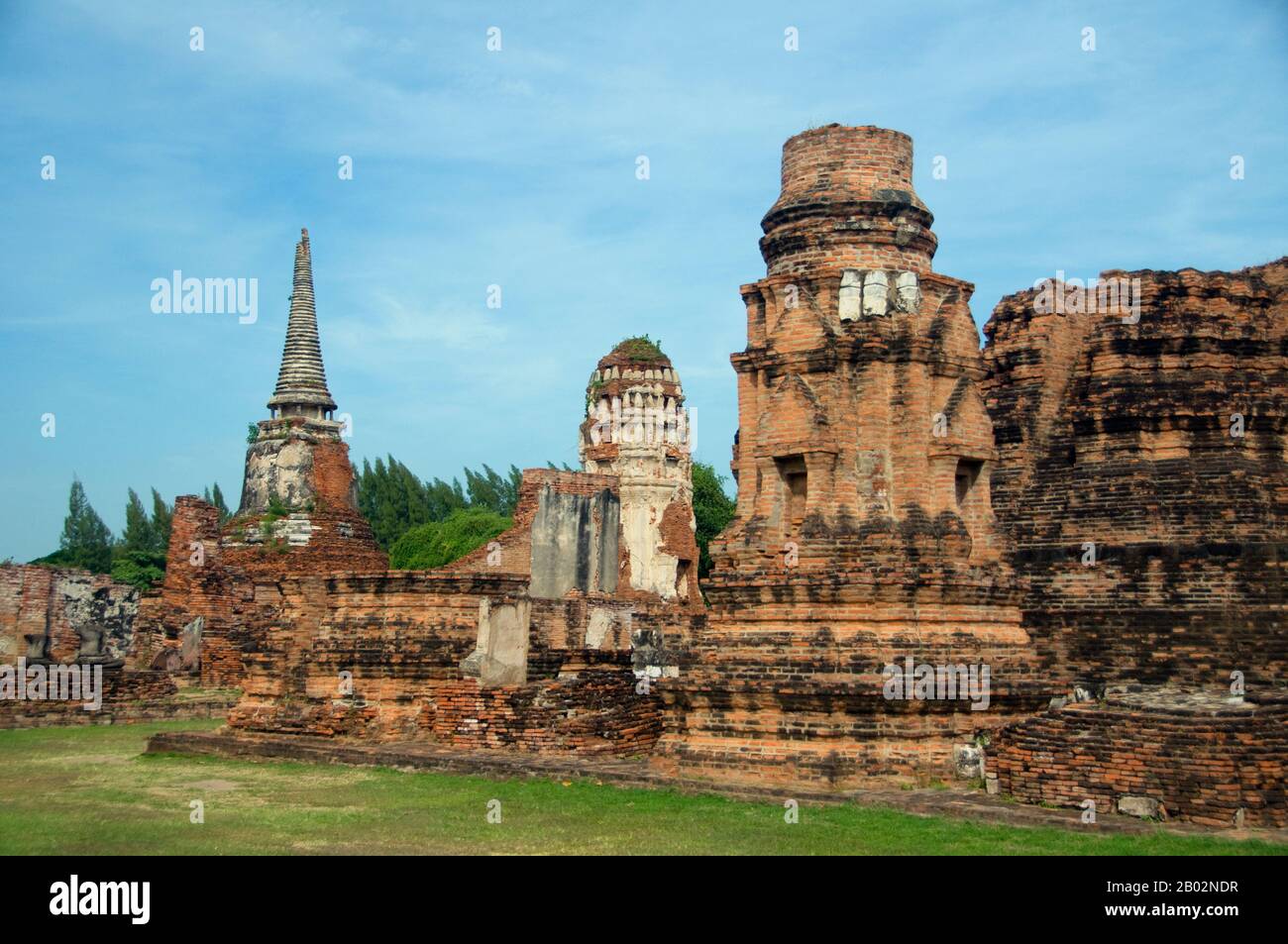 Wat Phra Mahathat fu costruito durante il regno di Borommaracha i (Boromma Rachathirat i) o Khun Luang Pa Ngua (1370-1388), che era il terzo re del regno di Ayutthaya. Ayutthaya (Ayudhya) era un regno siamese che esisteva dal 1351 al 1767. Ayutthaya era amichevole verso i commercianti stranieri, compreso il cinese, vietnamita (Annamese), indiani, giapponesi e persiani e più tardi il portoghese, spagnolo, olandese e francese, permettendo loro di creare villaggi fuori dalle mura della città. Nel sedicesimo secolo, è stato descritto dai commercianti stranieri come una delle città più grandi e più ricche nell'Ea Foto Stock