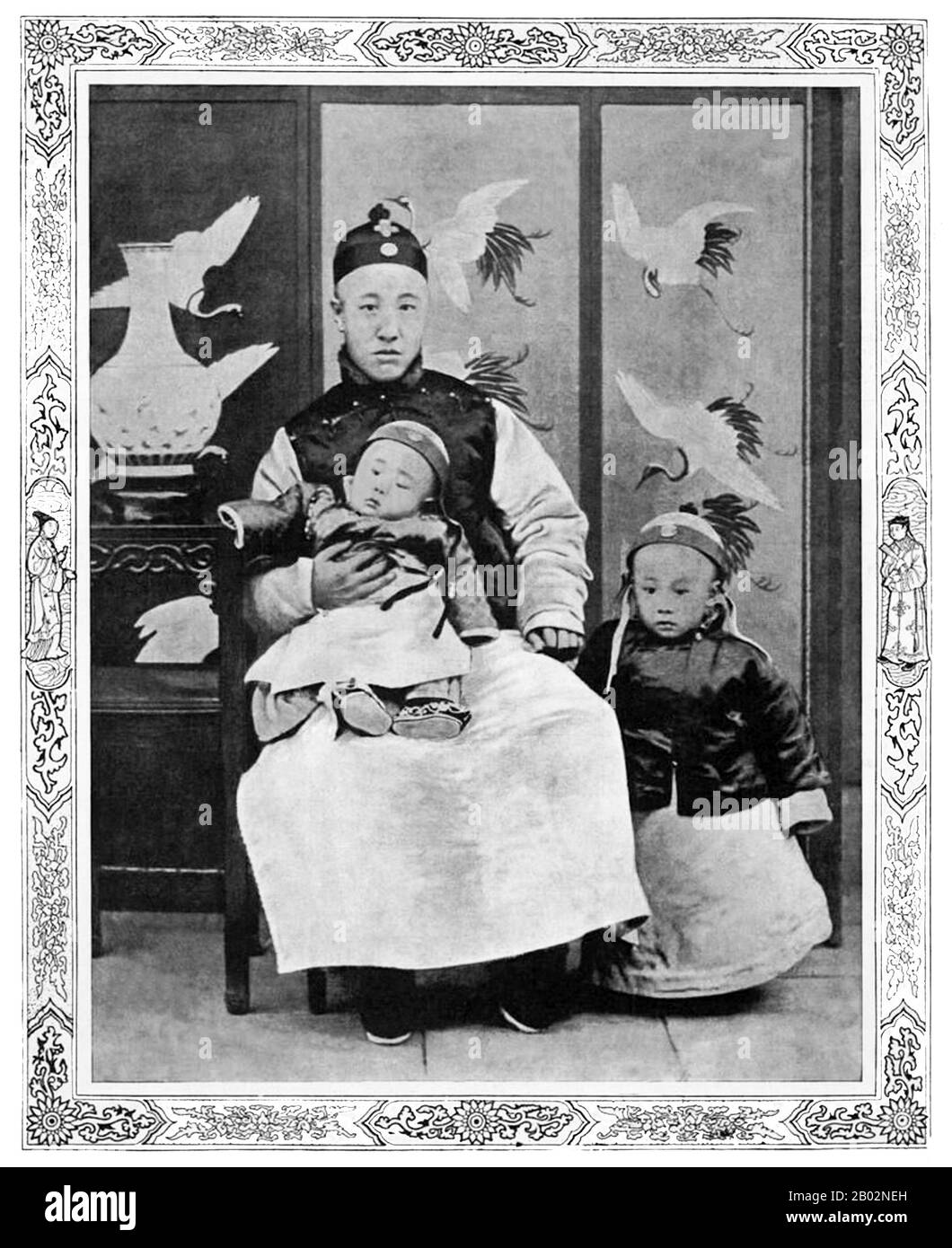 Aisin-Gioro pu Yi (7 febbraio 1906 – 17 ottobre 1967), della famiglia governante Manchu Aisin Gioro, fu l'ultimo imperatore della Cina. Regnò in due periodi tra il 1908 e il 1917, dapprima come imperatore Xuantong dal 1908 al 1912, e nominalmente come imperatore marionette non regnante per dodici giorni nel 1917. Era il dodicesimo e ultimo membro della Dinastia Qing a governare sulla Cina vera e propria. Foto Stock