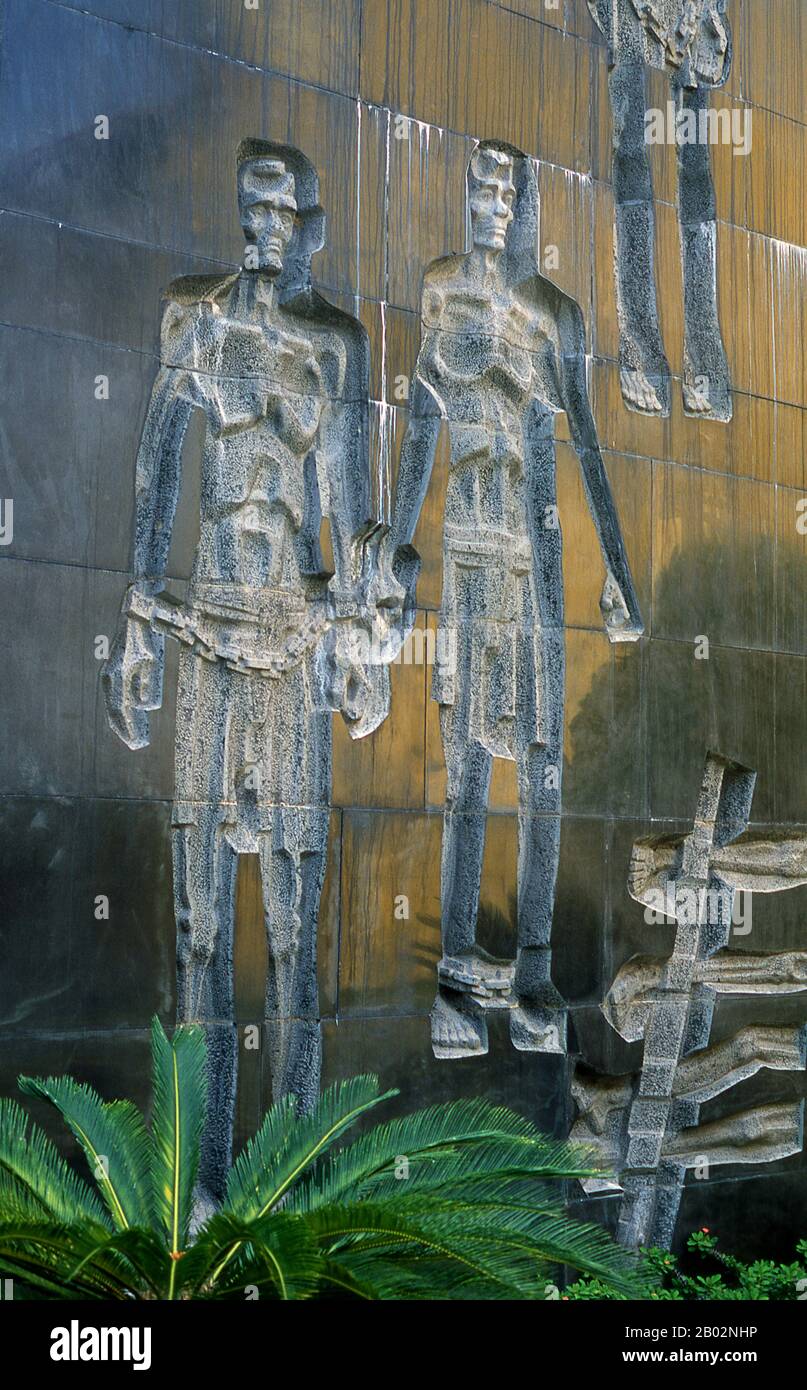 Vietnam: Murale commemorativo nel Museo della prigione di Hoa lo, Hanoi. L'amministrazione coloniale francese costruì la prigione di Hoa lo nel 1896. Originariamente destinato a tenere 450 prigionieri, negli anni '1930s il numero dei detenuti era salito a quasi 2.000, la grande maggioranza dei prigionieri politici. La prigione di Hoa lo ha ottenuto notorietà durante la seconda Guerra di Indochina come luogo di incarcerazione per i piloti americani abbattuti, che ironicamente soprannominato la prigione “Hanoi Hilton”. Foto Stock