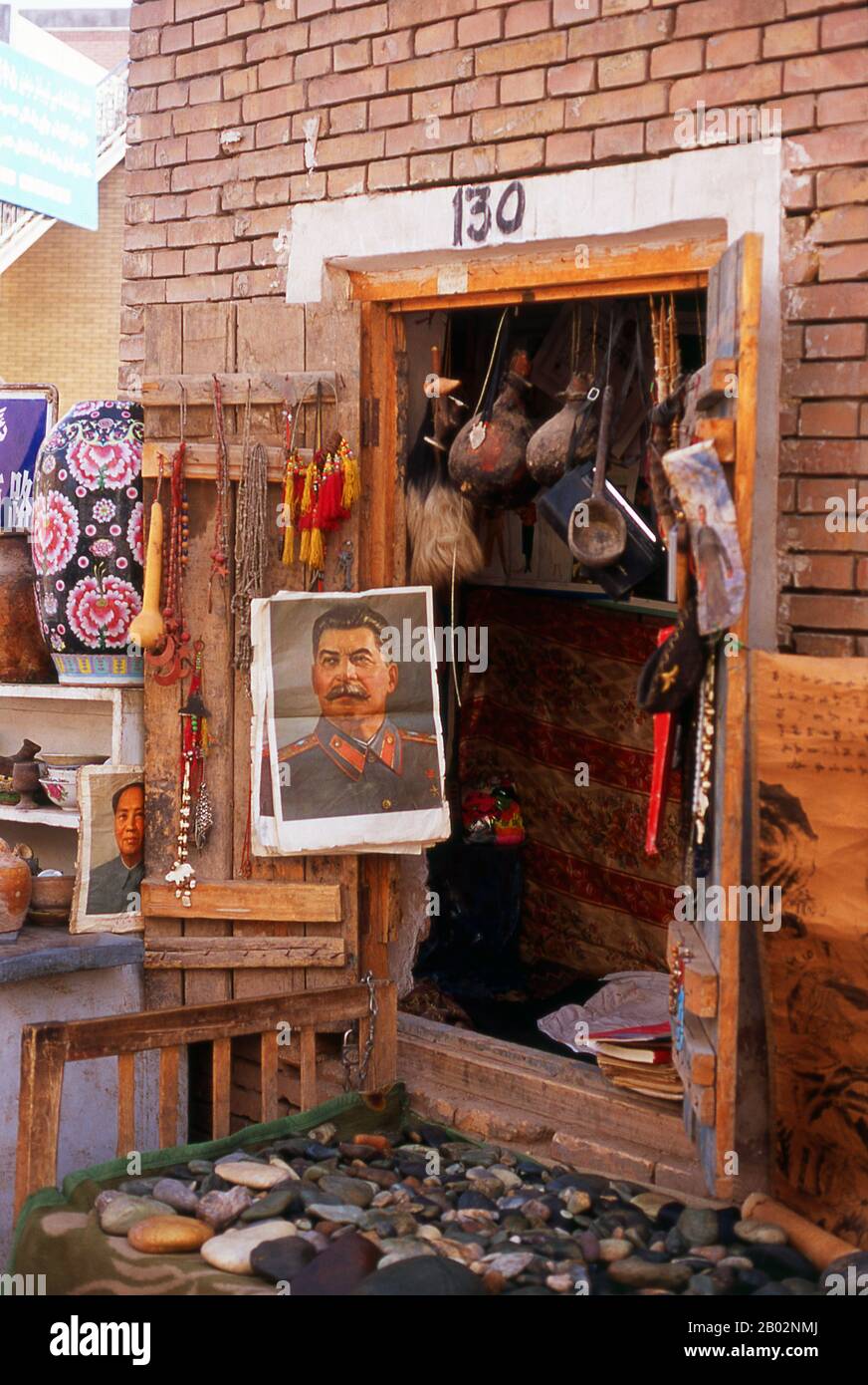 La prima menzione di Kashgar si verifica quando un inviato cinese Han Dynasty (206 BCE – 220 CE) viaggiò sulla Northern Silk Road per esplorare le terre ad ovest. Un'altra prima menzione di Kashgar è durante l'Ex Han (conosciuto anche come Dinastia Han Occidentale), quando nel 76 a.C. i Cinesi conquistarono Xiongnu, Yutian (Khotan), Sulei (Kashgar), e un gruppo di stati nel bacino del Tarim quasi fino ai piedi dei monti Tian Shan. Tolomeo parlò di Scithia oltre l'Imaus, che si trova in una 'Kasia Regio', probabilmente mostrando il nome da cui si forma Kashgar. Il popolo del paese praticava Zoroastr Foto Stock