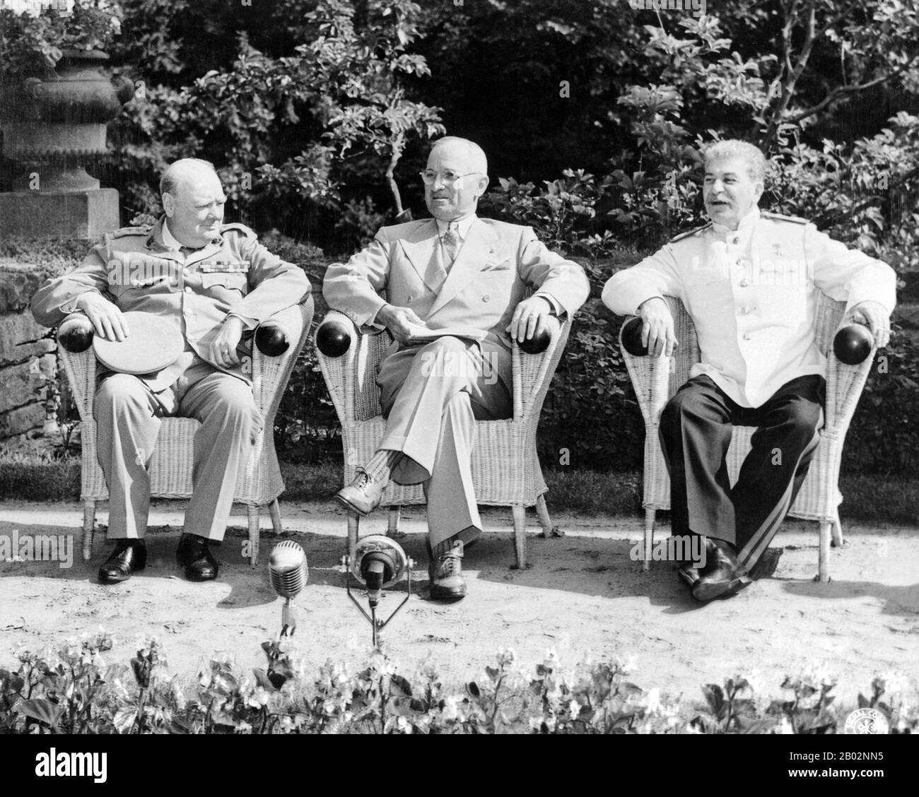 La Conferenza di Potsdam si tenne a Potsdam, in Germania occupata, dal 17 luglio al 2 agosto 1945. I partecipanti erano l'Unione Sovietica, il Regno Unito e gli Stati Uniti. Le tre potenze erano rappresentate dal Segretario Generale del Partito Comunista Joseph Stalin, dai primi Ministri Winston Churchill e, più tardi, da Clemente Attlee, nonché dal Presidente Harry S. Truman. Stalin, Churchill e Truman, così come Attlee, che hanno partecipato insieme a Churchill in attesa dell'esito delle elezioni generali del 1945, e poi hanno sostituito Churchill come primo ministro dopo la sconfitta dei conservatori del Partito laburista Foto Stock