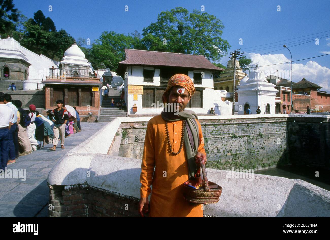 Il luogo indù più venerato in Nepal è l'esteso complesso del Tempio di Pashupatinath, cinque chilometri ad est del centro di Kathmandu. Il fuoco di devozione qui è un grande Shivalingam d'argento con quattro facce di Shiva scolpite sui suoi lati, rendendola 'Chaturmukhi-Linga ', o Shivalingam a quattro facce. Pashupati è uno dei 1.008 nomi di Shiva, la sua manifestazione come 'Signore di tutte Le Bestie' (pashu significa 'bestie', pati significa 'signore'); è considerato la divinità guardiana del Nepal. L'edificio principale del tempio intorno allo Shivalingam fu costruito sotto il re Birpalendra Malla nel 1696, tuttavia si dice che il tempio abbia alrea Foto Stock