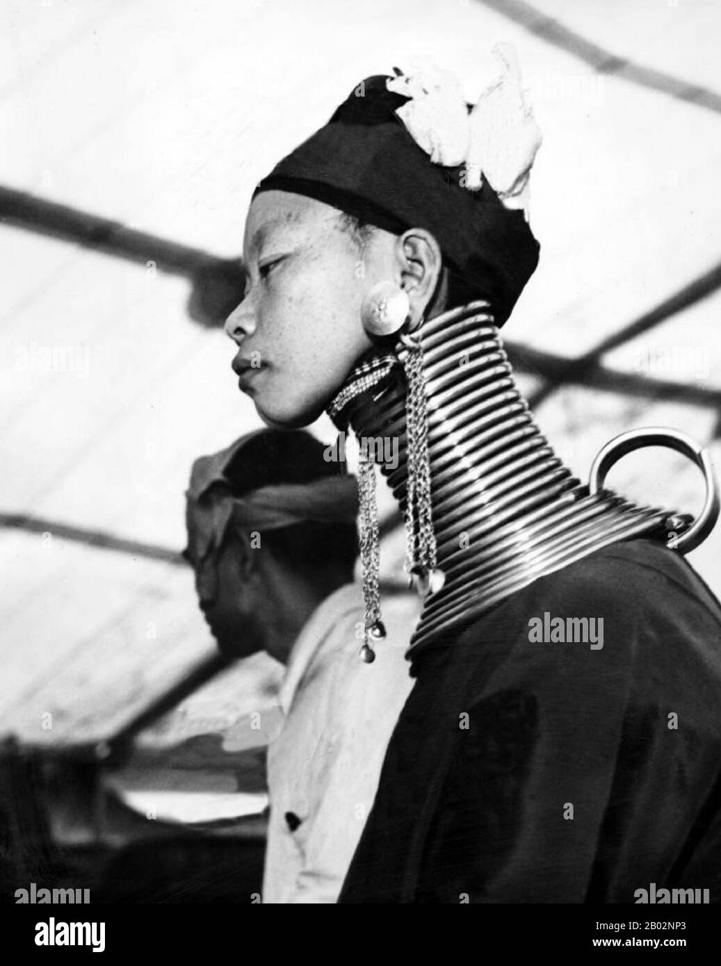 Il Padaung o Kayan Lahwi o Karen a collo lungo sono un sottogruppo del Kayan, un mix di Lawi, Kayan e molte altre tribù. Kayan è un sottogruppo del popolo Karen Rosso (Karenni), una minoranza etnica Tibeto-Burman della Birmania (Myanmar). Foto Stock