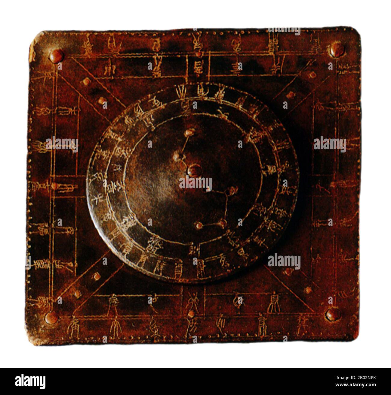 L'astronomia in Cina ha una storia molto lunga, con storici che indicano che i cinesi erano gli osservatori più persistenti e precisi dei fenomeni celesti in tutto il mondo prima degli arabi. I nomi delle star più tardi classificati nelle ventotto residenze sono stati trovati sulle ossa oracle dissotterrate ad Anyang, che risalgono alla dinastia Shang centrale (età del bronzo cinese, 3rd - 2nd millennio a.C.), E il nucleo del sistema di palazzo sembra aver preso forma al tempo del righello Wu Ding (1339-1281 BCE). I registri dettagliati delle osservazioni astronomiche iniziarono durante il periodo degli stati Di Guerra (quarto Foto Stock