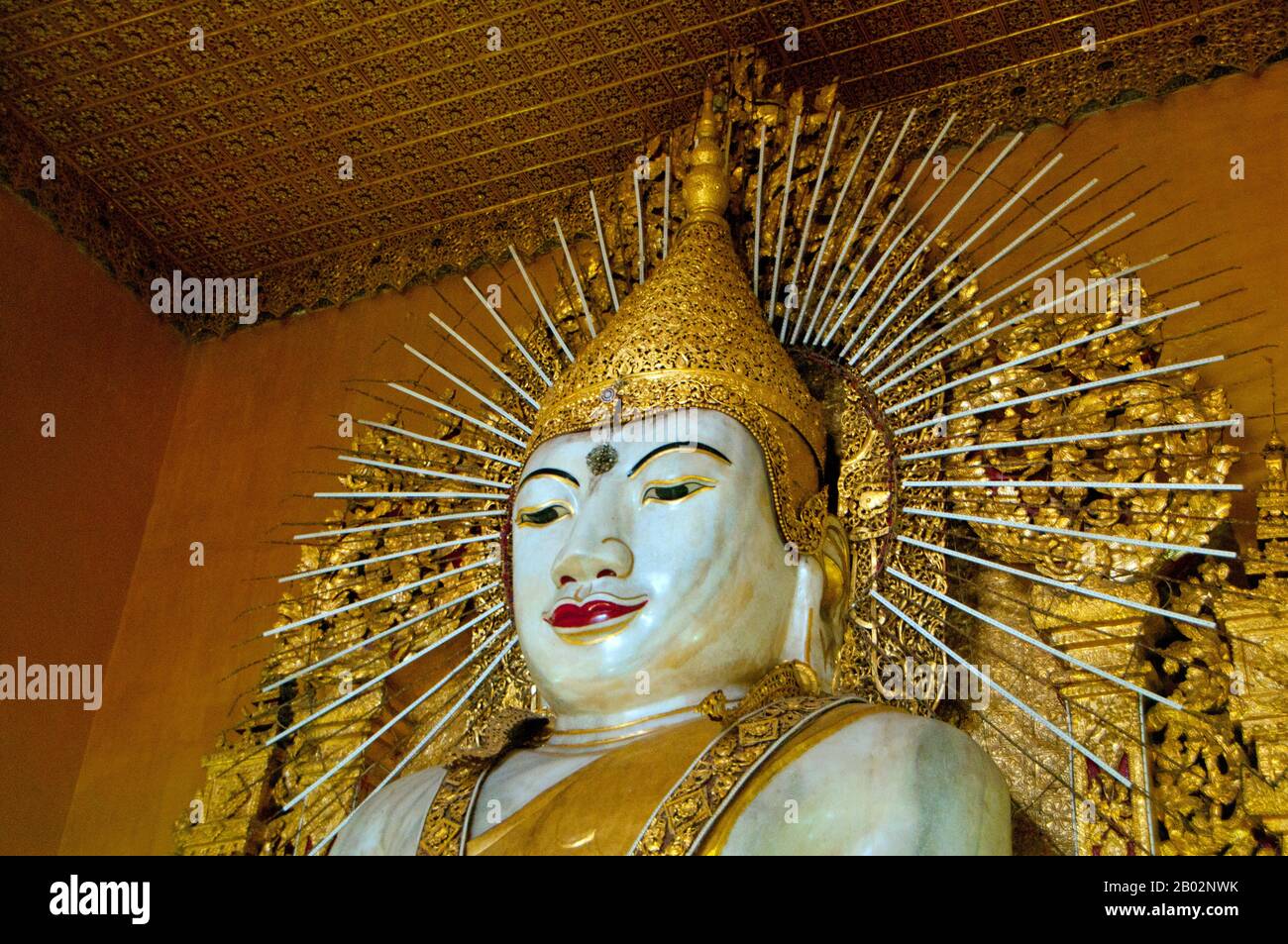 Il Tempio di Kyauktawgyi fu costruito durante il regno di Re Mindon min (n. 1808 - 1878). Il tempio è rinomato per il suo gigante Buddha seduto scolpito da un unico blocco di marmo verde pallido. Mandalay, una città estesa di più di 1 milione di persone, fu fondata nel 1857 da re Mindon in coincidenza con un'antica profezia buddista. Si credeva che il Buddha di Gautama visitasse il sacro monte di Mandalay Hill con il suo discepolo Ananda, e proclamò che nel suo 2,4 00th anniversario della morte, una metropoli di insegnamento buddista sarebbe stata fondata ai piedi della collina. Foto Stock