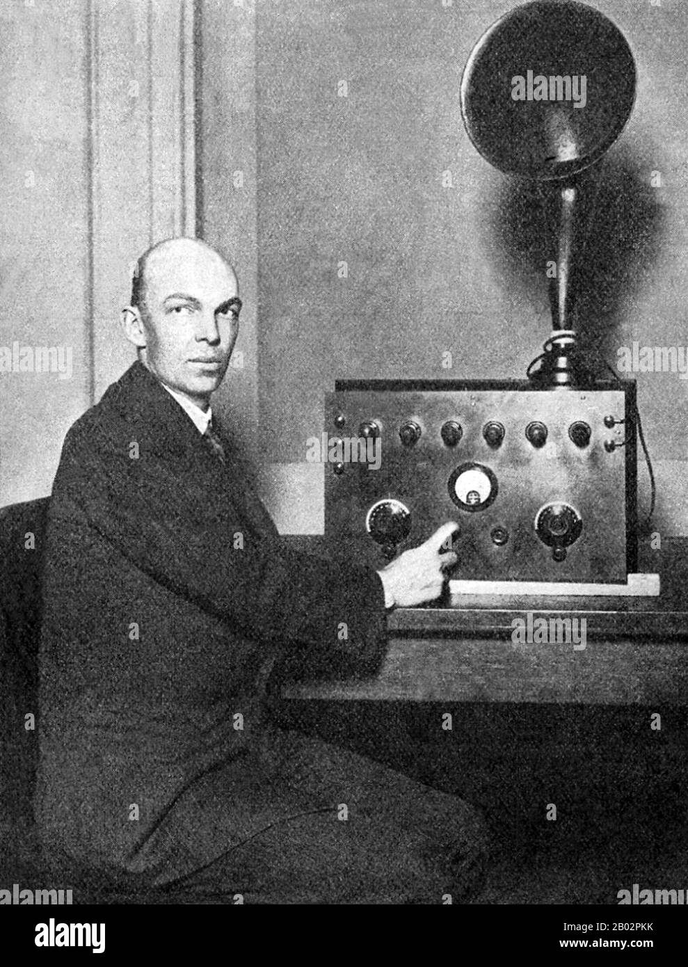 Edwin Howard Armstrong (Parigi, 18 dicembre 1890 – Parigi, 31 gennaio 1954) è stato un . È stato chiamato 'il più prolifico e influente inventore nella storia della radio'. Inventò il circuito rigenerativo mentre si laureò e lo brevettò nel 1914, seguito dal circuito superrigenerativo nel 1922, e dal ricevitore supereterodyne nel 1918. Armstrong era anche l'inventore della moderna trasmissione radio a modulazione di frequenza (FM). Armstrong nacque a New York, New York, nel 1890. Ha studiato alla Columbia University. In seguito divenne professore a Columbia Foto Stock