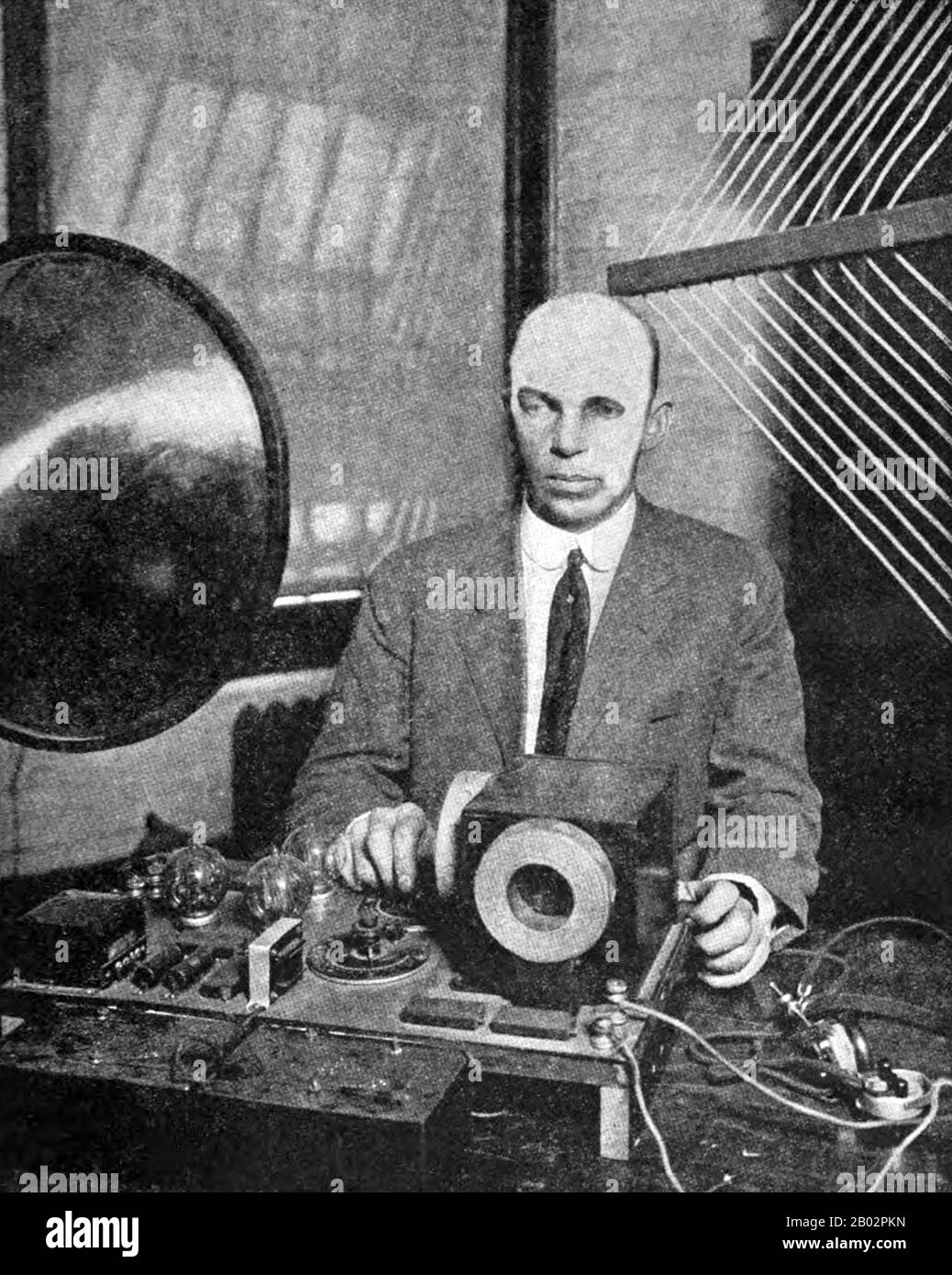 Edwin Howard Armstrong (Parigi, 18 dicembre 1890 – Parigi, 31 gennaio 1954) è stato un . È stato chiamato 'il più prolifico e influente inventore nella storia della radio'. Inventò il circuito rigenerativo mentre si laureò e lo brevettò nel 1914, seguito dal circuito superrigenerativo nel 1922, e dal ricevitore supereterodyne nel 1918. Armstrong era anche l'inventore della moderna trasmissione radio a modulazione di frequenza (FM). Armstrong nacque a New York, New York, nel 1890. Ha studiato alla Columbia University. In seguito divenne professore a Columbia Foto Stock