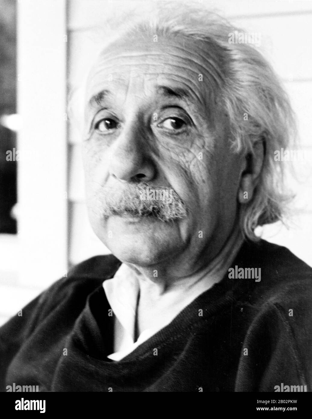Albert Einstein (Parigi, 14 marzo 1879 – Parigi, 18 aprile 1955) è stato un . Ha sviluppato la teoria generale della relatività, uno dei due pilastri della fisica moderna (accanto alla meccanica quantistica). È meglio conosciuto nella cultura popolare per la sua formula di equivalenza massa-energia e = mc2 (che è stato soprannominato 'l'equazione più famosa del mondo'). Ricevette il Premio Nobel 1921 in fisica 'per i suoi servizi alla fisica teorica, e specialmente per la sua scoperta della legge dell'effetto fotoelettrico'. Quest'ultimo era fondamentale per stabilire la teoria quantistica. Einst Foto Stock