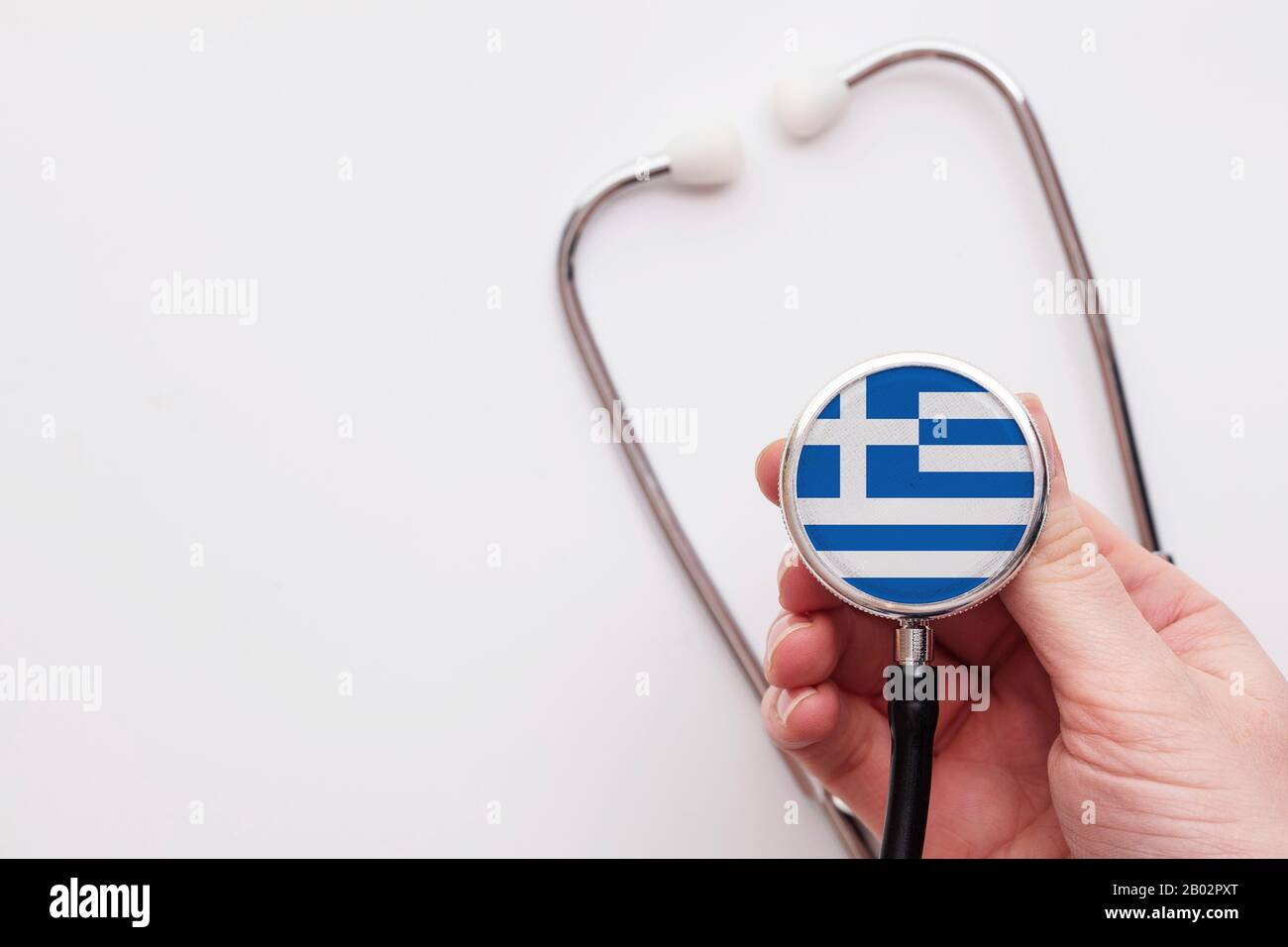 Grecia concetto di assistenza sanitaria. Medico che detiene uno stetoscopio medico. Foto Stock