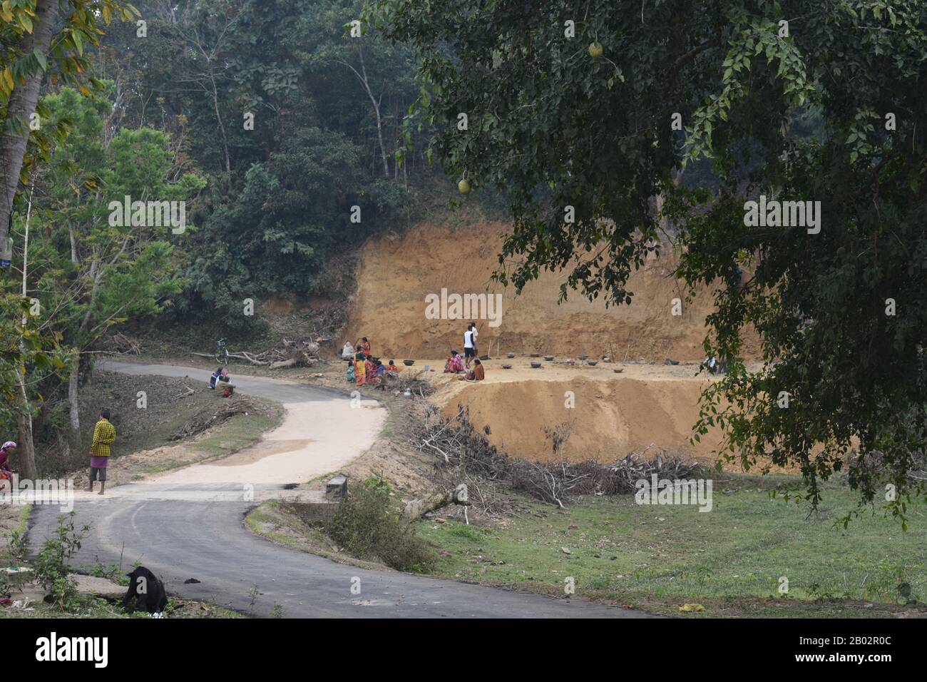 Una Village Road e lavoratori lontani Foto Stock