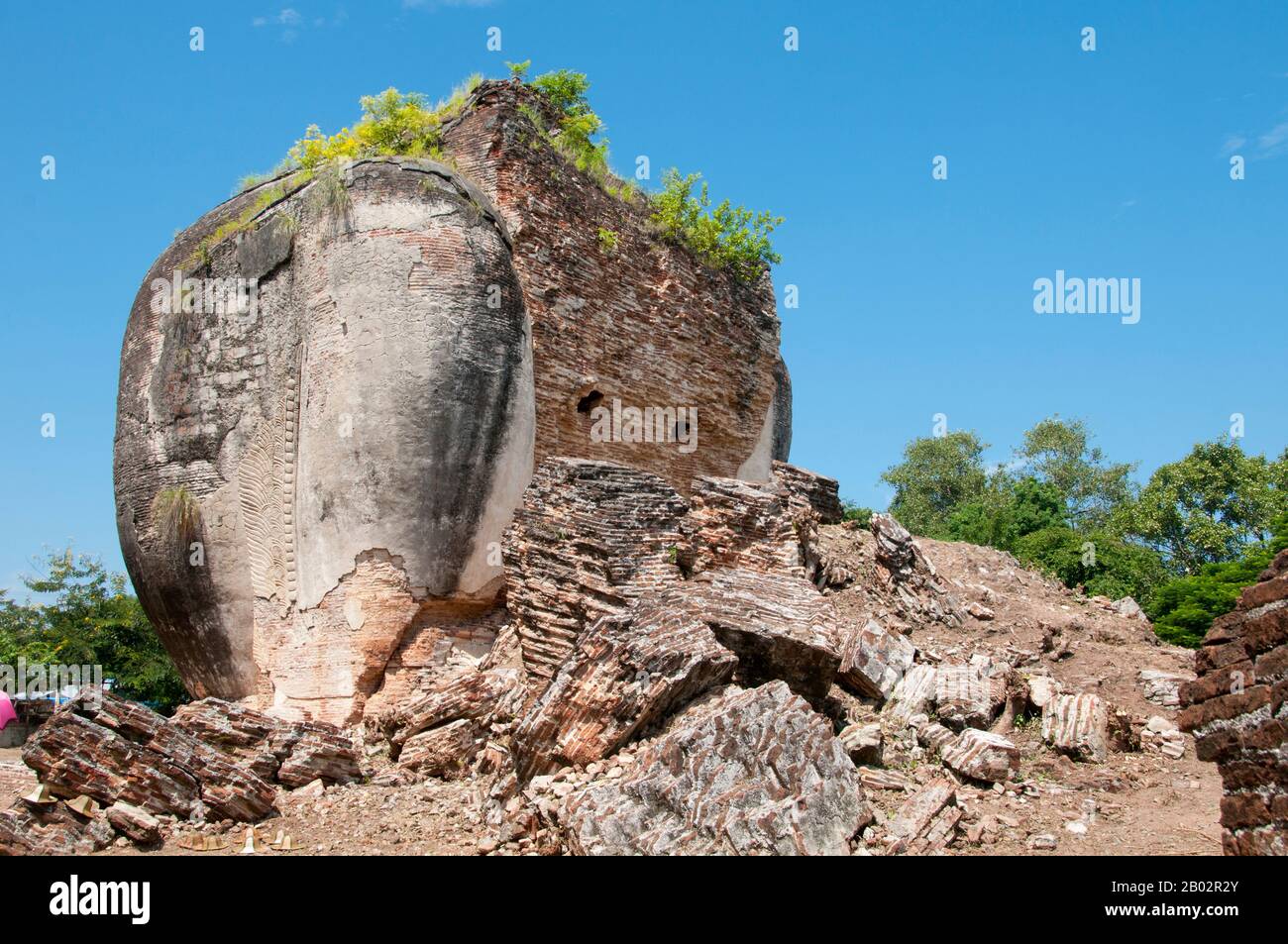 Il Chinthe è un leogryph (creatura simile a leone) che è spesso visto agli ingressi di pagode e templi in Birmania e in altri paesi del sud-est asiatico. Il chinthe è presentato in modo preminente sul kyat, la valuta della Birmania. Il chinthe è quasi sempre raffigurato a coppie, e serve a proteggere la pagoda. Essi appaiono tipicamente come animali, ma a volte si trovano con i volti umani. Il Maingun Pahtodawgyi (Tempio di Mingun) fu costruito nel 1790 dal re Bowdawpaya (1745 - 1819) il sesto re della dinastia Konbaung. L'enorme stupa non è mai stato completato e oggi si trova ad un'altezza di 50m (164 piedi). It Foto Stock