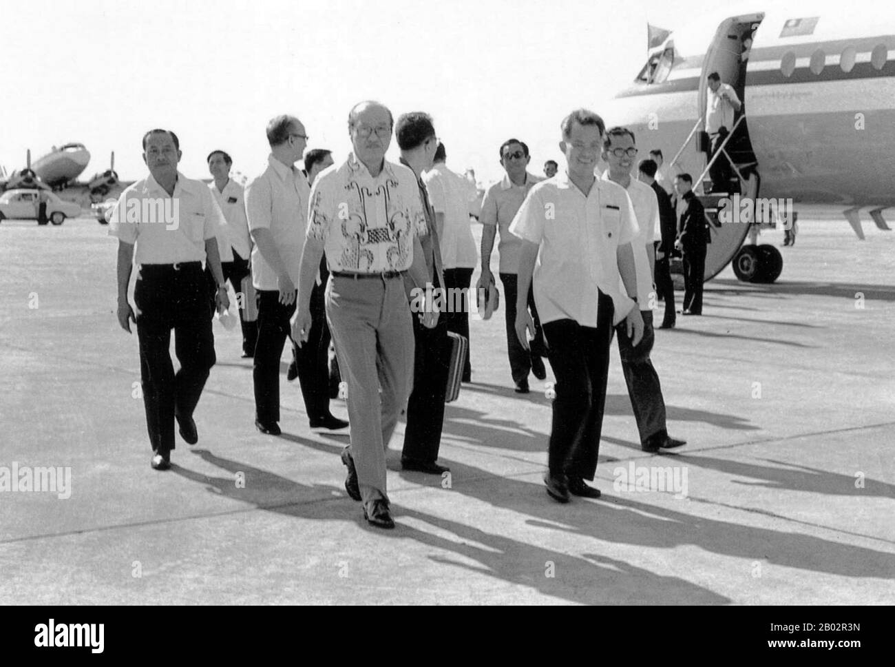Khieu Samphan (Cambodia, 27 luglio 1931) è stato un . In quanto tale, ha servito come capo di stato della Cambogia ed era uno dei funzionari più potenti nel movimento dei Khmer rossi, anche se Pol Pot era il vero leader politico del gruppo e deteneva il potere più esteso. Ne Win (sopportato il 24 maggio o 14 maggio 1911 o 10 luglio 1910 - 5 dicembre 2002) era un politico e un comandante militare. È stato primo ministro della Birmania dal 1958 al 1960 e dal 1962 al 1974 e anche capo di stato dal 1962 al 1981. Fu anche fondatore e dal 1963 Foto Stock