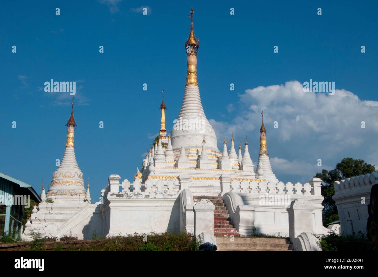 Parti della Pagoda di Htilaingshin risalgono al periodo Bagan della storia birmana (fine del 11th secolo) e furono costruite dal re Kyansitha (1030 - 1112). Inwa fu capitale della Birmania per quasi 360 anni, in cinque occasioni distinte, dal 1365 al 1842. Così identificato come la sede di potere in Birmania che Inwa (come il Regno di Ava, o la Corte di Ava) era il nome con cui la Birmania era conosciuta agli europei fino al 19th secolo. Foto Stock