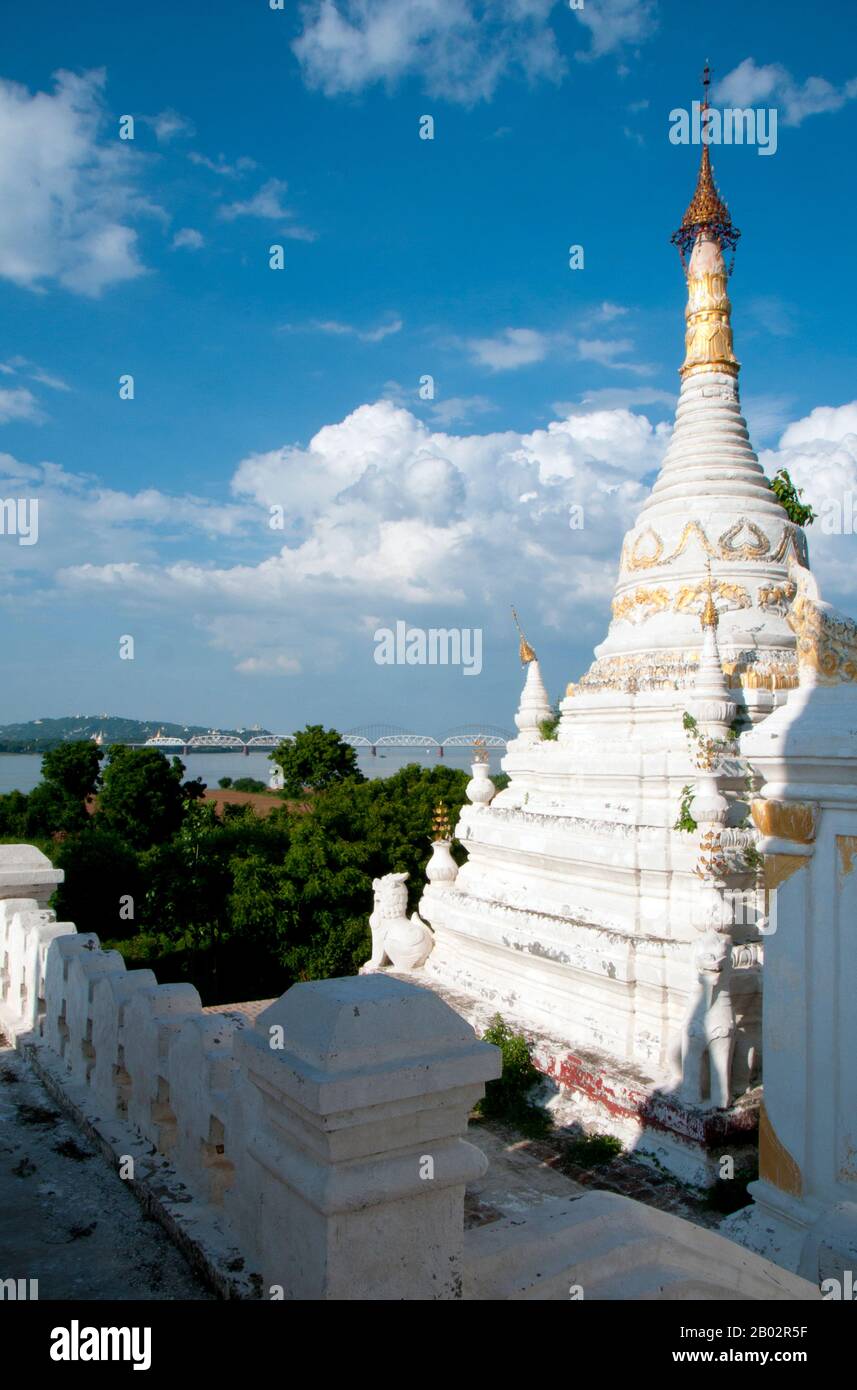 Parti della Pagoda di Htilaingshin risalgono al periodo Bagan della storia birmana (fine del 11th secolo) e furono costruite dal re Kyansitha (1030 - 1112). Inwa fu capitale della Birmania per quasi 360 anni, in cinque occasioni distinte, dal 1365 al 1842. Così identificato come la sede di potere in Birmania che Inwa (come il Regno di Ava, o la Corte di Ava) era il nome con cui la Birmania era conosciuta agli europei fino al 19th secolo. Foto Stock