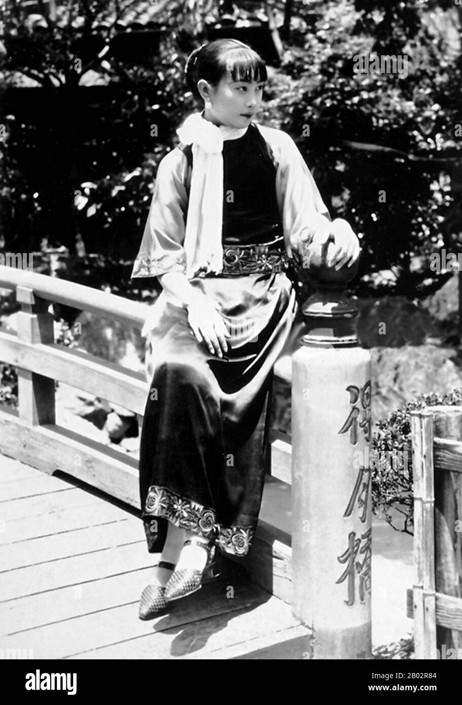 HU Die (1907-1989) ha avuto una carriera come attrice cinematografica dalla fine 1920s alla 1960s. Ha avuto il suo periodo più brillante nella 1930s e nella 1940s. All'inizio della 1930s, ha giocato il ruolo principale nel primo film sonoro della Cina, la ragazza Singsong, in cui ritrae una donna benevola ma un po' ignorante che subisce il maltrattamento e l'oppressione di suo marito senza la minima resistenza. Nel fiume Scorre Rampante, il primo film realizzato da dramatisti di sinistra, gioca il ruolo di Xiujuan, una donna che è piena di spirito di resistenza e ha un ricco mondo interiore nel suo cuore. Il suo perf Foto Stock