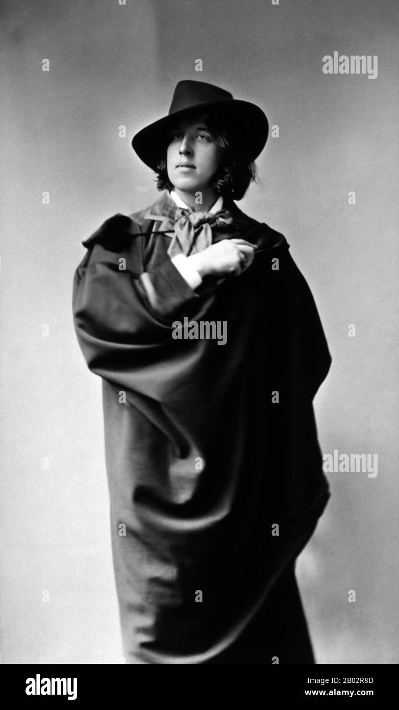 Oscar Fingal o'Flahertie Wills Wilde (16 ottobre 1854 – 30 novembre 1900) è stato un . Dopo aver scritto in diverse forme in tutta la 1880s, è diventato uno dei più popolari playwrights di Londra nei primi 1890s. Oggi è ricordato per i suoi epigrammi, il suo romanzo l'immagine di Dorian Gray, i suoi giochi, così come le circostanze della sua prigionia e morte precoce. Foto Stock