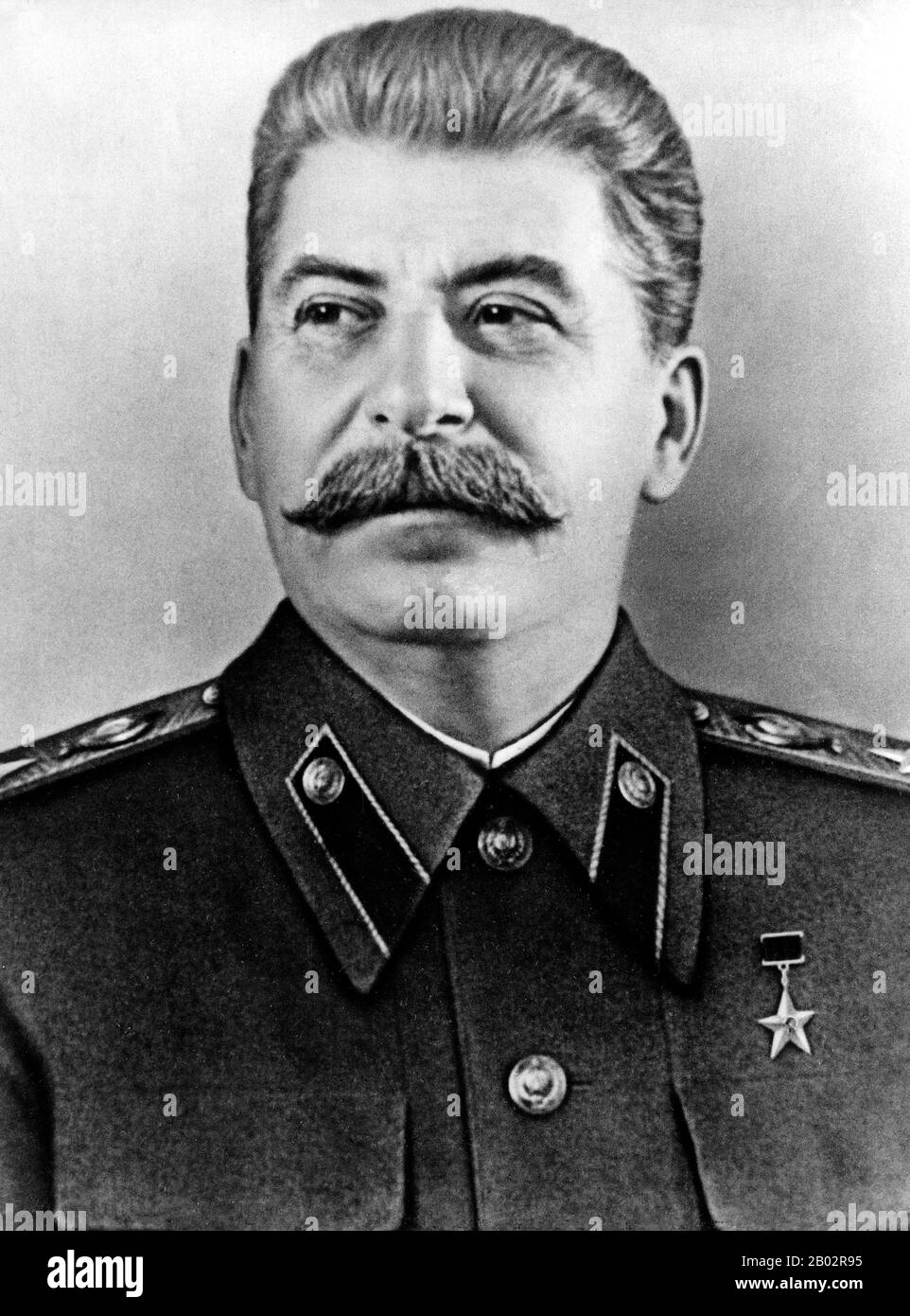 Joseph Vissarionovich Stalin (Stalin, 18 dicembre 1878 – 5 marzo 1953) è stato il primo segretario generale del Partito comunista del Comitato Centrale dell'Unione Sovietica dal 1922 alla sua morte nel 1953. Mentre formalmente l'ufficio del Segretario Generale era elettivo e non era inizialmente considerato come la posizione di vertice nello stato sovietico, dopo la morte di Vladimir Lenin nel 1924, Stalin riuscì a consolidare sempre più potere nelle sue mani, mettendo gradualmente tutti i gruppi di opposizione all'interno del partito. L'idea di socialismo di Stalin in un paese divenne la linea principale della politica sovietica. Dominò l'Unione Sovietica Foto Stock