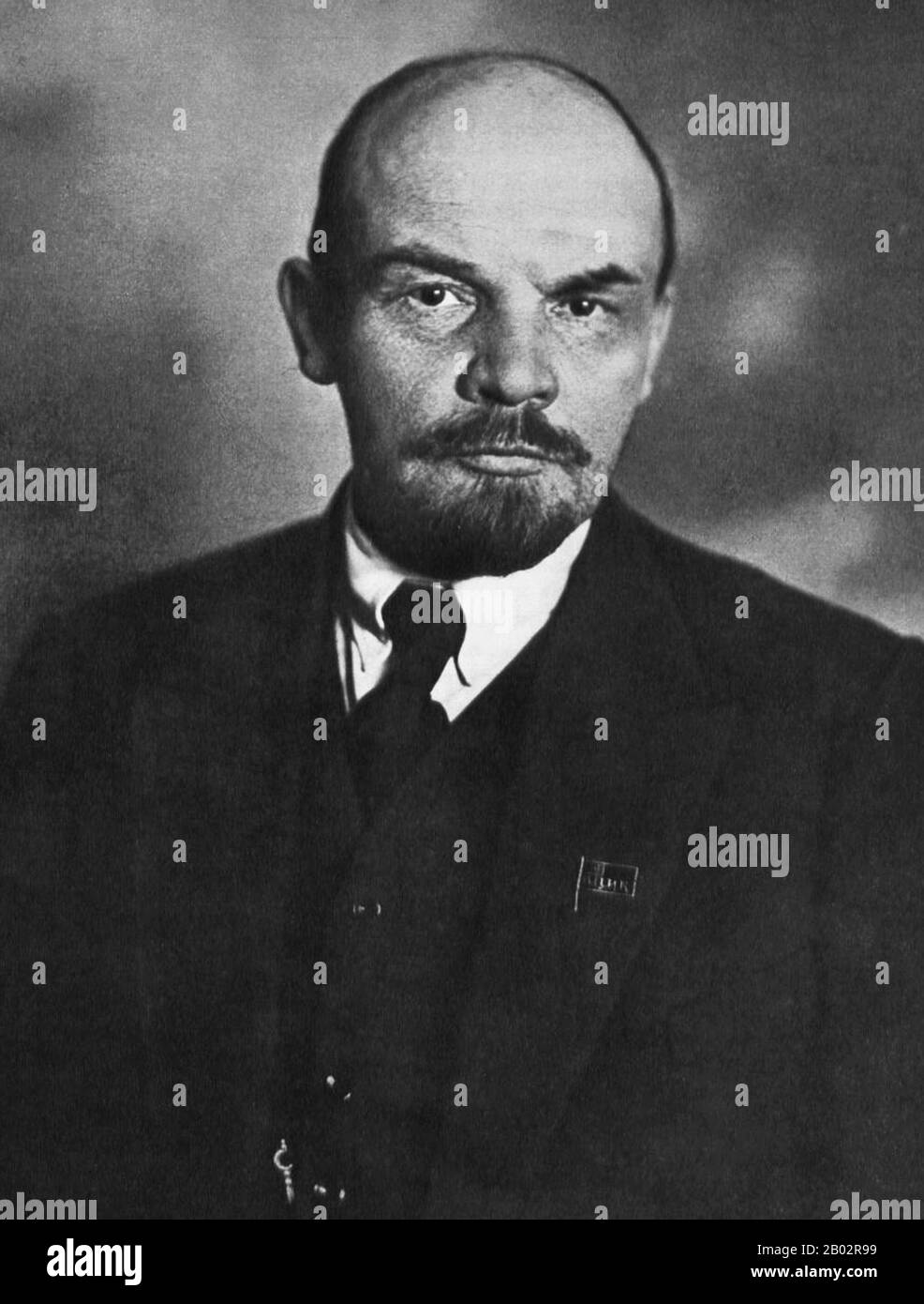 Vladimir Ilyich Lenin, nato Vladimir Ilyich Ulyanov (22 aprile 1870 – 21 gennaio 1924), è stato un . Lenin fu il capo della Repubblica socialista federativa sovietica russa dal 1917, e poi contemporaneamente come Premier dell'Unione Sovietica dal 1922, fino alla sua morte. Sotto la sua amministrazione, l'impero russo si disintegrò e fu sostituito dall'Unione Sovietica, uno stato costituzionalmente socialista monopartitico; tutta la ricchezza, compresi terra, industria e affari, fu nazionalizzata. Basato nel marxismo, i suoi contributi teorici a ma Foto Stock