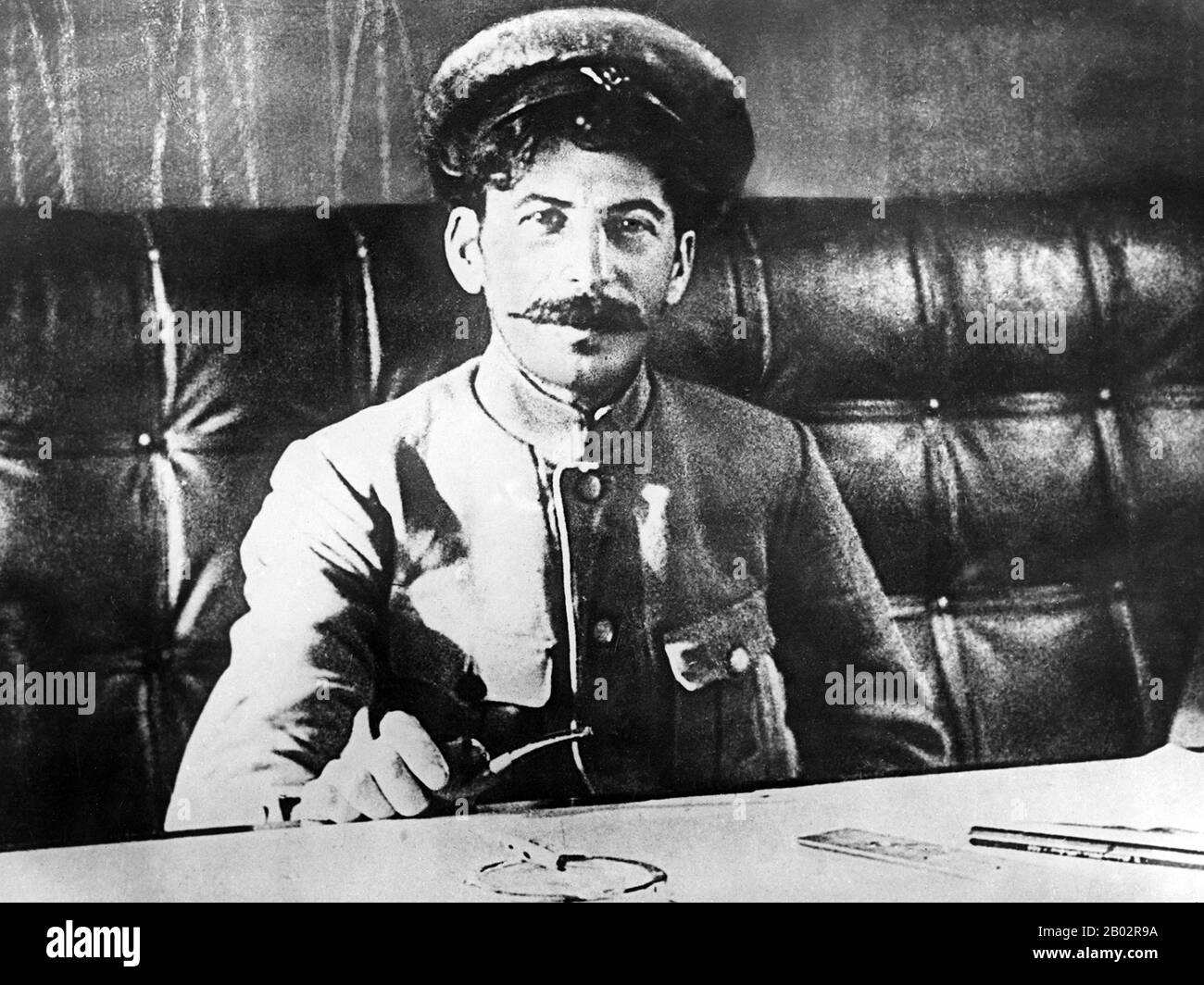 Joseph Vissarionovich Stalin (Stalin, 18 dicembre 1878 – 5 marzo 1953) è stato il primo segretario generale del Partito comunista del Comitato Centrale dell'Unione Sovietica dal 1922 alla sua morte nel 1953. Mentre formalmente l'ufficio del Segretario Generale era elettivo e non era inizialmente considerato come la posizione di vertice nello stato sovietico, dopo la morte di Vladimir Lenin nel 1924, Stalin riuscì a consolidare sempre più potere nelle sue mani, mettendo gradualmente tutti i gruppi di opposizione all'interno del partito. L'idea di socialismo di Stalin in un paese divenne la linea principale della politica sovietica. Dominò l'Unione Sovietica Foto Stock