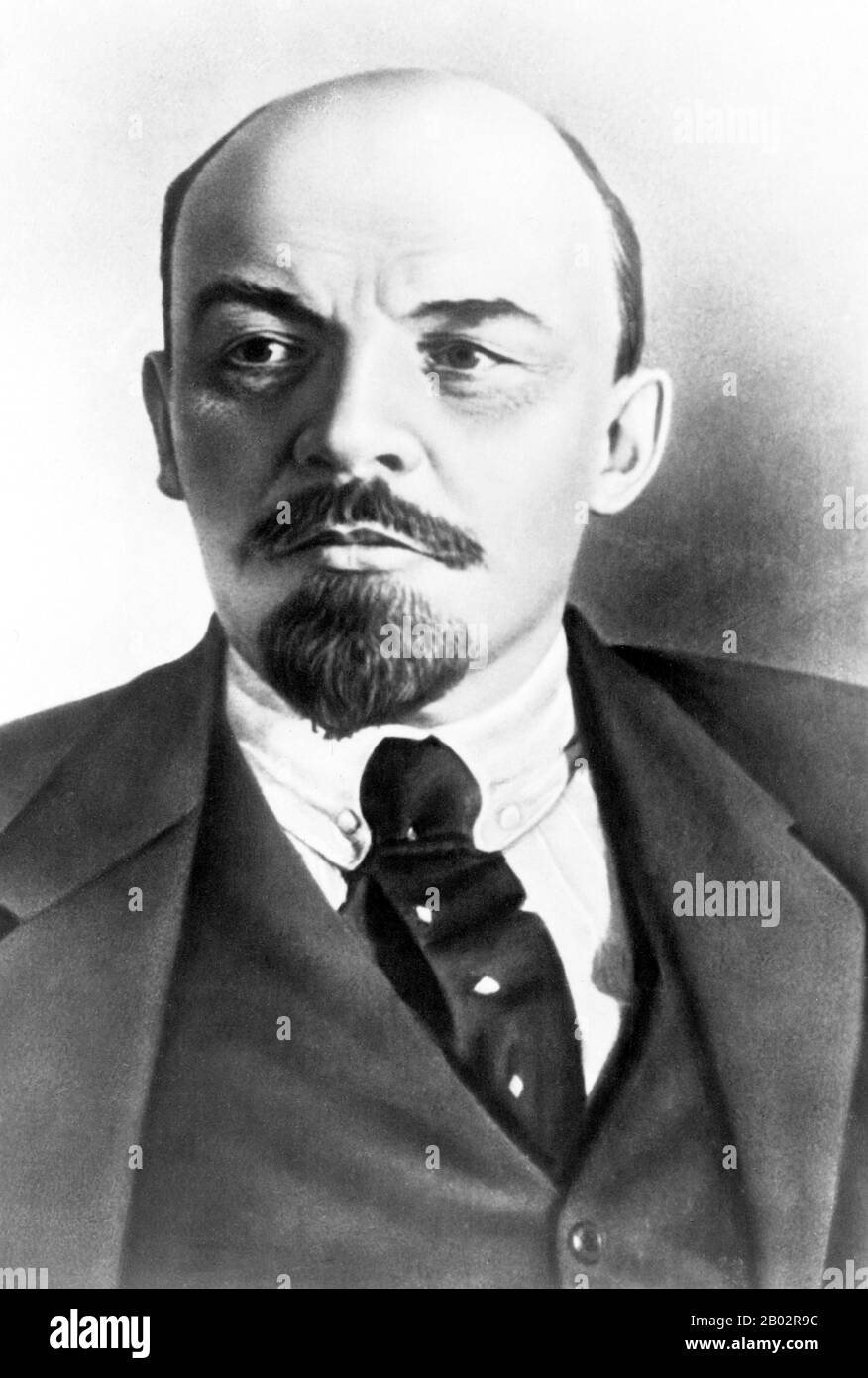 Vladimir Ilyich Lenin, nato Vladimir Ilyich Ulyanov (22 aprile 1870 – 21 gennaio 1924), è stato un . Lenin fu il capo della Repubblica socialista federativa sovietica russa dal 1917, e poi contemporaneamente come Premier dell'Unione Sovietica dal 1922, fino alla sua morte. Sotto la sua amministrazione, l'impero russo si disintegrò e fu sostituito dall'Unione Sovietica, uno stato costituzionalmente socialista monopartitico; tutta la ricchezza, compresi terra, industria e affari, fu nazionalizzata. Basato nel marxismo, i suoi contributi teorici a ma Foto Stock