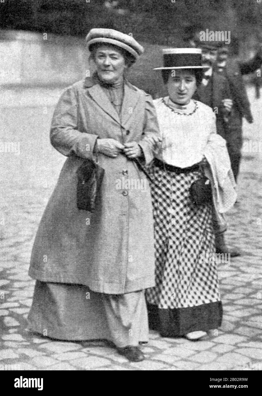 Clara Zetkin (Nee Eissner, 5 luglio 1857 – 20 giugno 1933) è stata una . Nel 1911 organizzò la prima Giornata Internazionale della Donna. Fino al 1917, fu attiva nel Partito socialdemocratico tedesco, poi entrò a far parte del Partito socialdemocratico indipendente tedesco (USPD) e della sua ala di estrema sinistra, la Spartacist League; In seguito divenne il Partito Comunista di Germania (KPD), che rappresentò nel Reichstag durante la Repubblica di Weimar dal 1920 al 1933. Rosa Luxemburg (Anche Rozalia Luxenburg; Polacco: Róża Luksemburg; 5 Marzo 1871 Foto Stock
