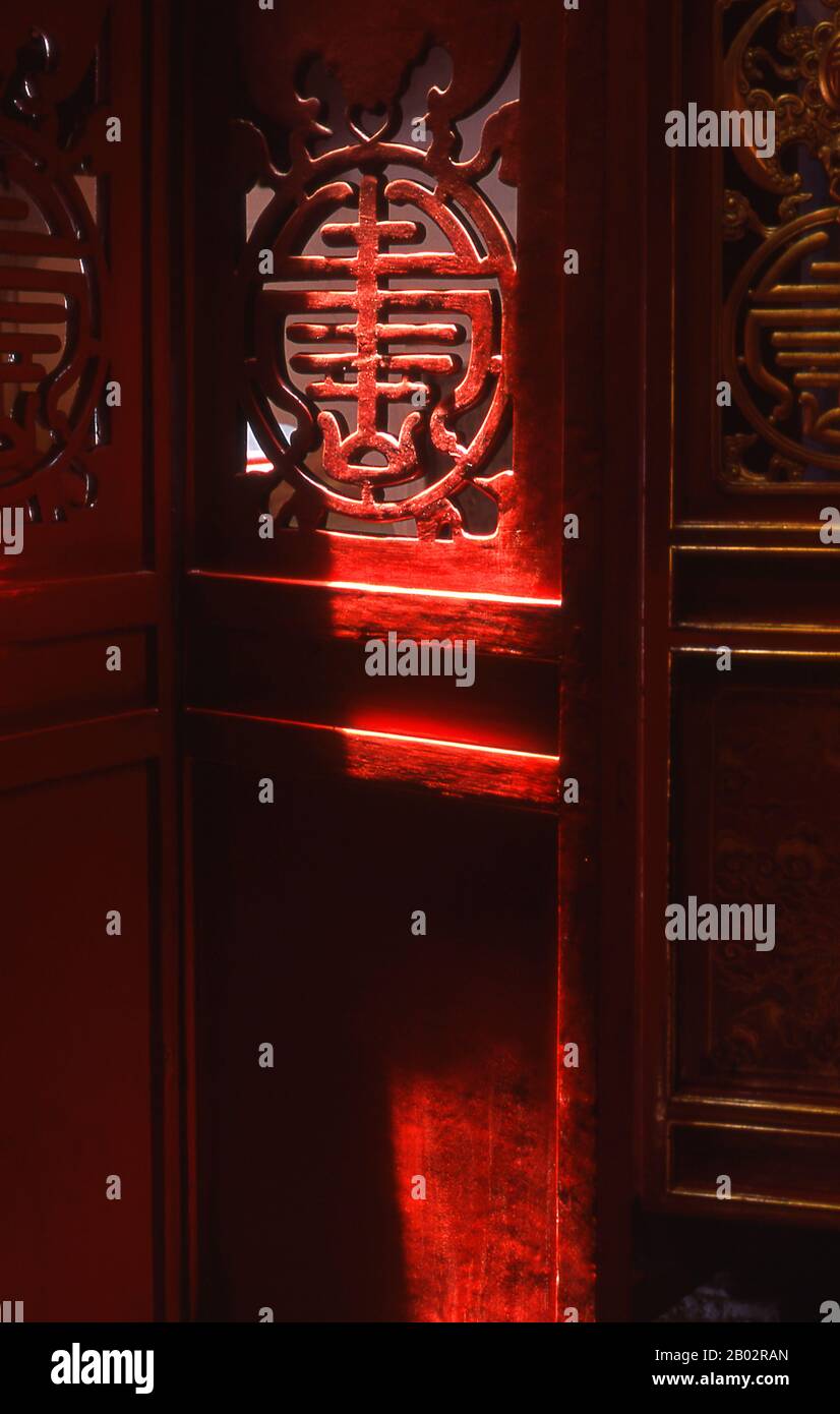 Den Ngoc Son, o ‘Jade Mountain Temple’, è uno dei complessi religiosi più venerati della capitale. Istituito dal mandarino studioso Nguyen Van Sieu (1799–1872) simboli appropriati di apprendimento e letteratura segnano il complesso del tempio. Una lastra di inchiostro stilizzata in pietra poggia in cima alla porta ad arco all'ingresso; nelle vicinanze, un pilastro di pietra affusolato che rappresenta una penna a spazzola cinese tradizionale si erge su cinque livelli. Da parte sua, tre ideogrammi cinesi proclamano ta thanh thien, o ‘scrivere su un cielo limpido’. Oltre l'entrata, un ponte di legno dipinto di rosso, con un arco di grazia conduce attraverso il gre STILL Foto Stock