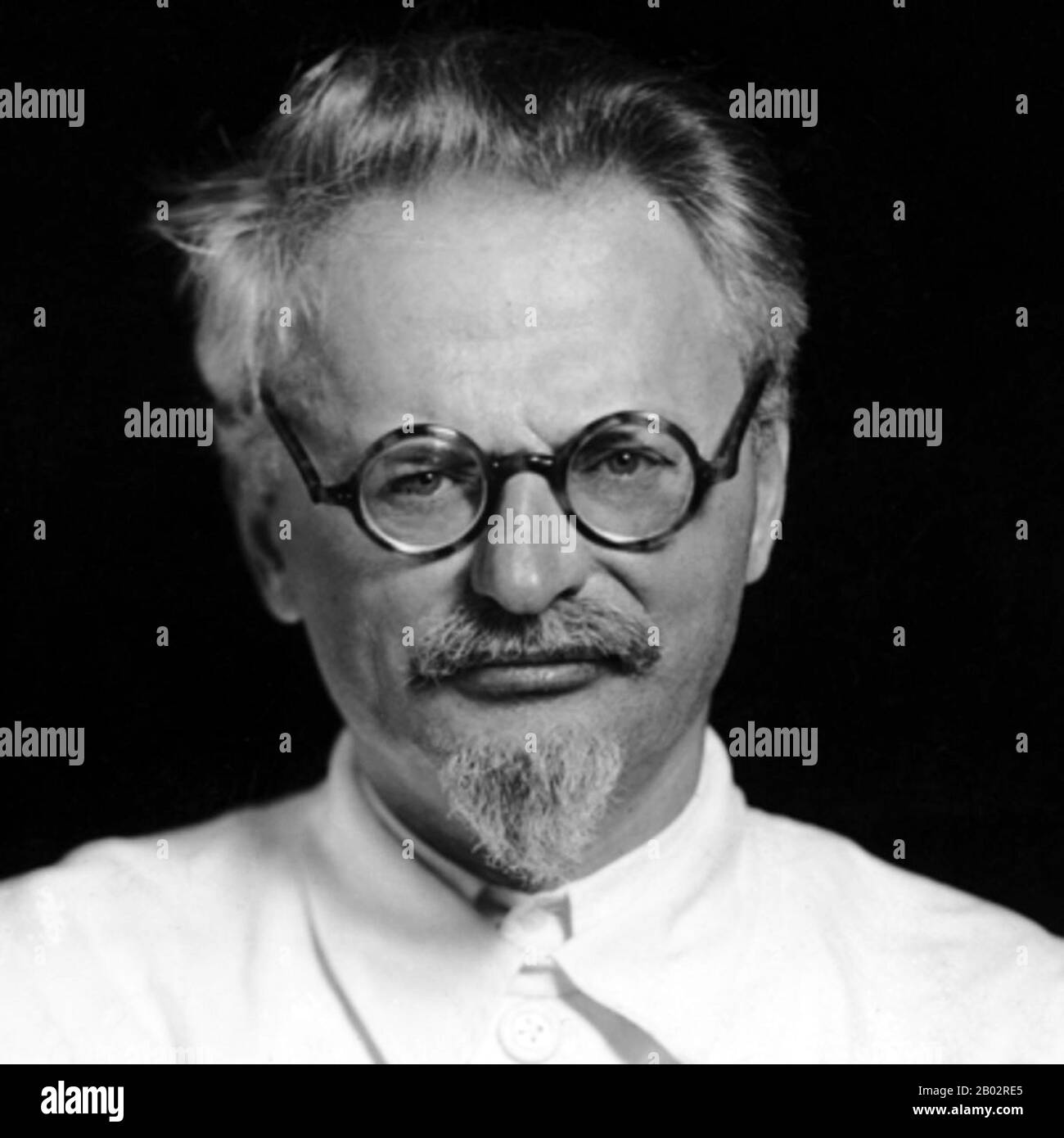 Leon Trotsky, nato Lev Davidovich Bronshtein (7 novembre 1879 – 21 agosto 1940), è stato un . Trotsky fu inizialmente un sostenitore della fazione degli internazionalisti menscevici del Partito socialdemocratico laburista russo. Si unì ai bolscevichi immediatamente prima della Rivoluzione d'Ottobre del 1917, e divenne alla fine leader all'interno del Partito. Durante i primi giorni dell'Unione Sovietica, ha servito in primo luogo come commissario Popolare per gli affari esteri e più successivamente come fondatore e comandante della a rossa Foto Stock