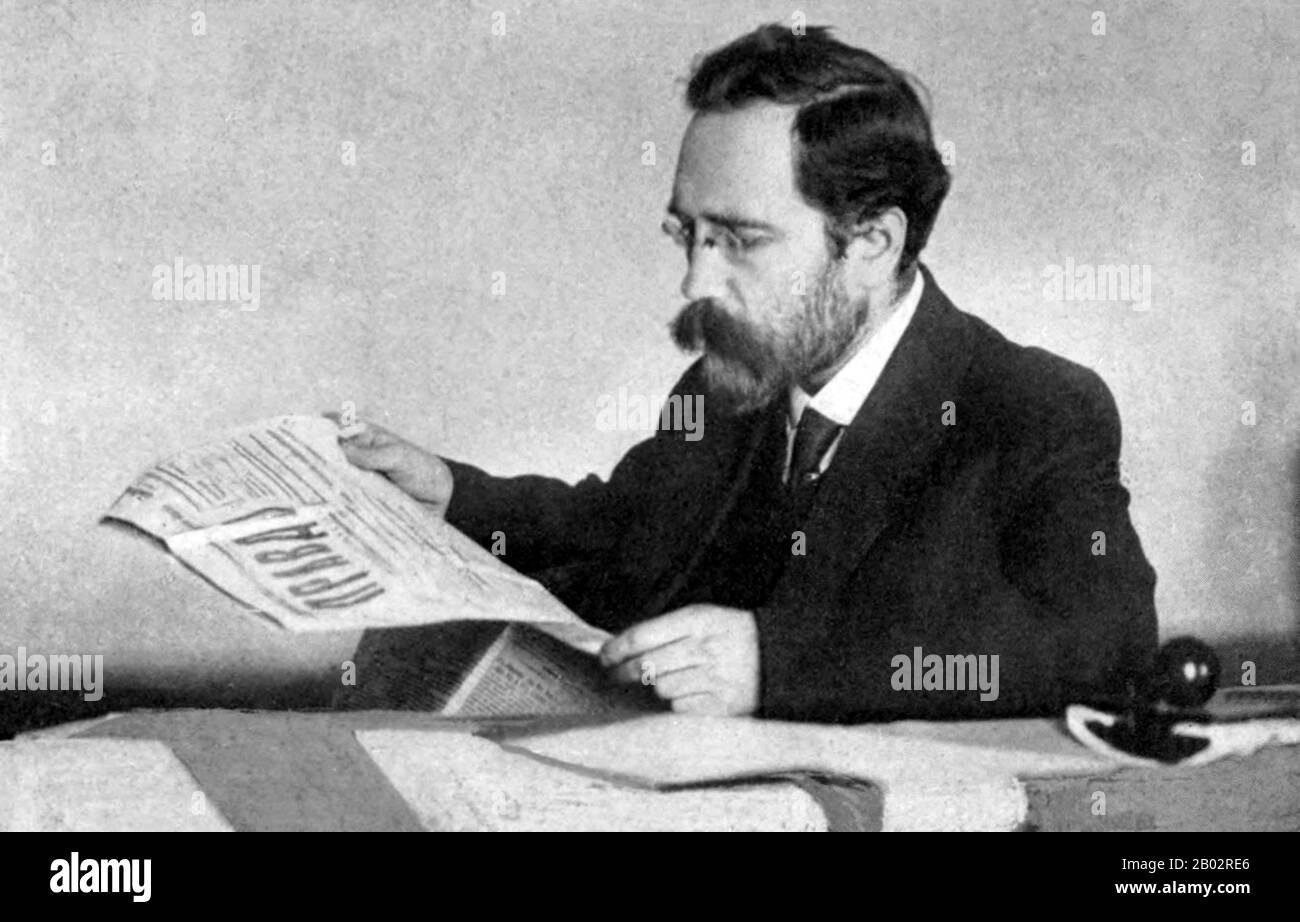 Lev Borisovich Kamenev, nato a Rozenfeld, è stato un rivoluzionario bolscevico e un eminente politico sovietico. Fu brevemente il primo capo di stato della Russia sovietica nel 1917, e dal 1923-24 il primo Premier attivo nell'ultimo anno della vita di Vladimir Lenin. Sotto la guida di Joseph Stalin, Kamenev cadde in favore e, a seguito di un processo show, fu giustiziato. Kamenev era il cognato di Leon Trotsky. Foto Stock