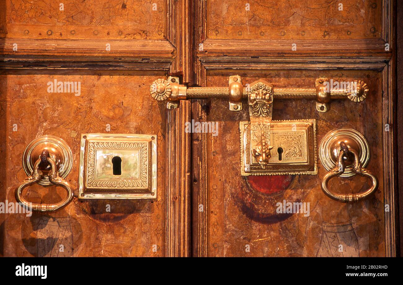 Sri Dalada Maligawa o il Tempio della Reliquia Del Sacro Dente si trova nel complesso del palazzo reale e ospita la Reliquia del dente di Buddha. Fin dai tempi antichi, la reliquia ha svolto un ruolo importante nella politica locale perché si ritiene che chi detiene la reliquia detiene la governance del paese. Foto Stock