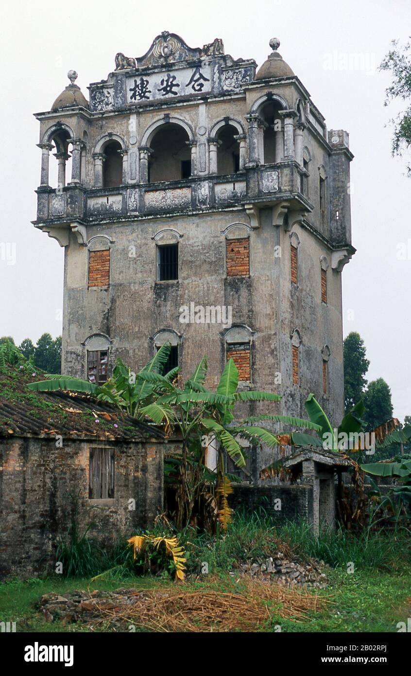 Il Kaiping Diaolou (torri di guardia) sono torri fortificate a più piani. Le prime torri furono costruite durante la prima Dinastia Qing (1614 - 1912), raggiungendo un picco nella 1920s e nella 1930s, quando vi erano più di tremila di queste strutture. Oggi, circa 1.833 diaolou rimangono in piedi a Kaiping, e circa 500 a Taishan. Anche se il diaolou ha servito principalmente come protezione contro i forays dai banditi, alcuni di loro inoltre hanno servito come quarti viventi. Kaiping è stata tradizionalmente una regione di grande emigrazione all'estero, e un crogiolo di idee e tendenze portate indietro dalla Cina d'oltremare Foto Stock