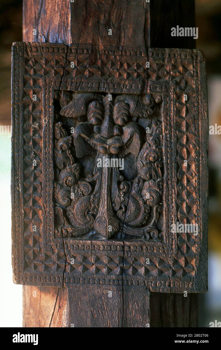 Embekka Devalaya (Tempio di Embekke) fu costruita dal re Vikramabahu III (r.. 1357 - 1374). L'attrazione principale qui è le sculture superbamente mantenute sulle colonne nella Sala Dei Tamburi. Le più belle delle 500 figure sono il ballerino, un'aquila a doppia testa, i cigni e i soldati. Kandy è la seconda città più grande dello Sri Lanka con una popolazione di circa 170.000 abitanti ed è il centro culturale di tutta l'isola. Per circa due secoli (fino al 1815) fu la capitale dello Sri Lanka. Foto Stock