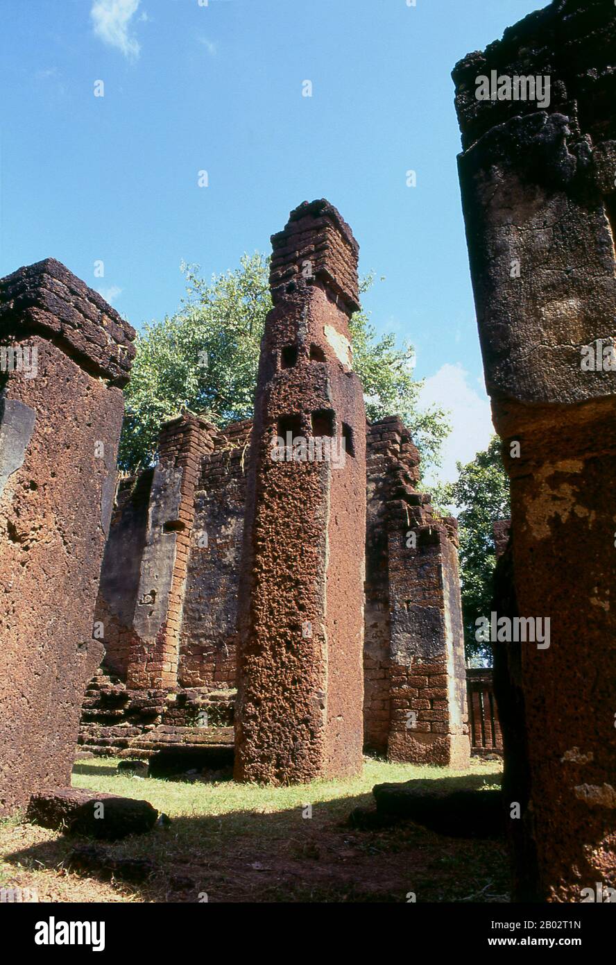 Il Parco storico di Kamphaeng Phet nella Thailandia centrale era una volta parte del regno di Sukhothai che fiorì nel 14th e 13th secolo CE. Il regno Sukhothai fu il primo dei regni Thai. Sukhothai, che letteralmente significa 'sbadiglio di felicità', era la capitale del regno Sukhothai e fu fondata nel 1238. Fu la capitale dell'Impero Thai per circa 140 anni. Foto Stock