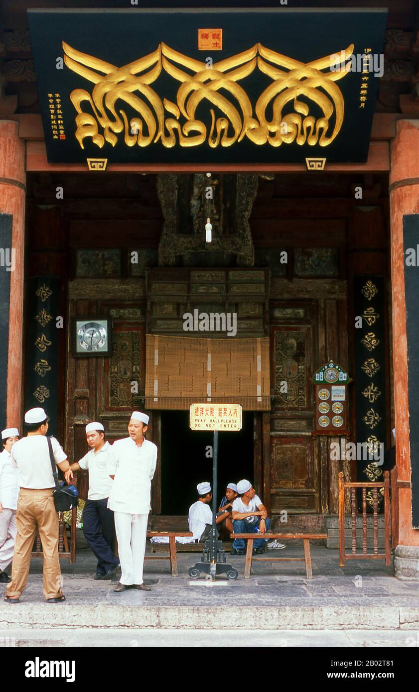 La Grande Moschea di Xian, fondata nel 742 CE, è la più antica moschea della Cina. La struttura originale fu costruita durante la Dinastia Tang (618 - 907) sebbene gran parte della moschea attuale fosse ricostruita durante la Dinastia Ming (1368 - 1644). La moschea è completamente cinese nella sua costruzione e stile architettonico, tranne alcune scritte e decorazioni arabe. Non ci sono cupole o minareti in stile tradizionale. Foto Stock