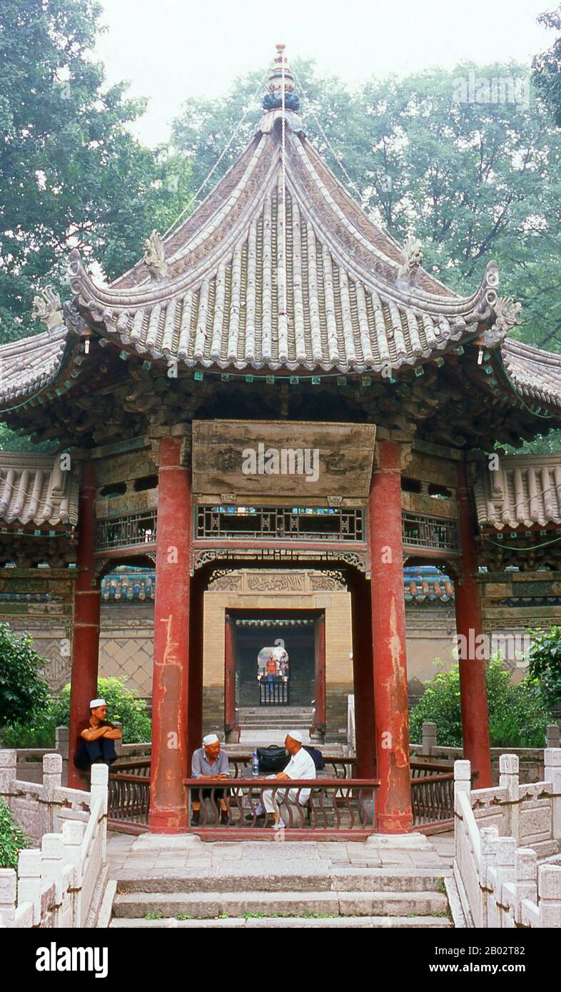 La Grande Moschea di Xian, fondata nel 742 CE, è la più antica moschea della Cina. La struttura originale fu costruita durante la Dinastia Tang (618 - 907) sebbene gran parte della moschea attuale fosse ricostruita durante la Dinastia Ming (1368 - 1644). La moschea è completamente cinese nella sua costruzione e stile architettonico, tranne alcune scritte e decorazioni arabe. Non ci sono cupole o minareti in stile tradizionale. Foto Stock