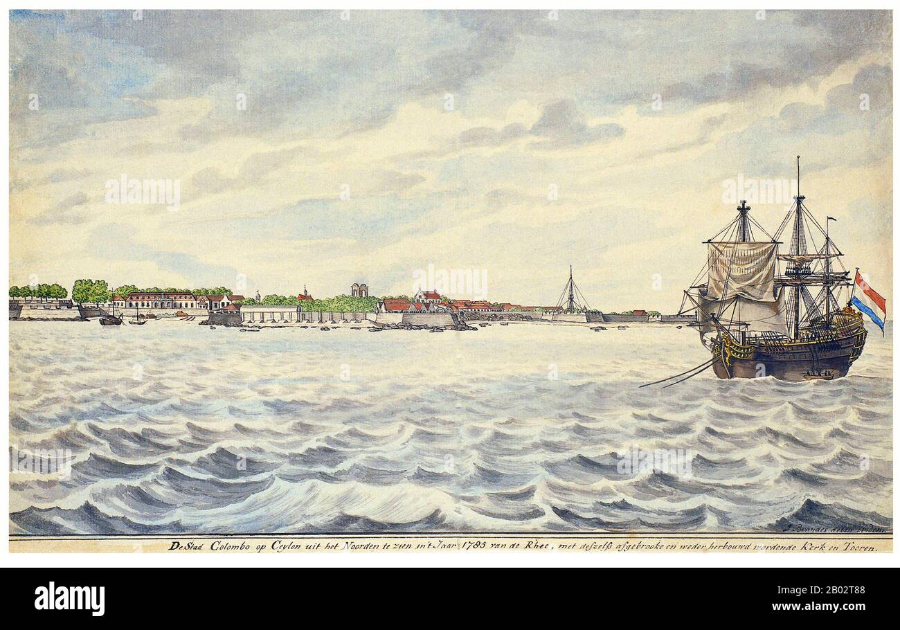 Colombo è la capitale commerciale e la più grande città dello Sri Lanka. Si trova sulla costa occidentale dell'isola e adiacente a Sri Jayawardenepura Kotte, la capitale legislativa dello Sri Lanka. Colombo è spesso chiamata la capitale, dato che Sri Jayawardenapura Kotte si trova all'interno della zona urbana di Colombo, e una città satellitare di Colombo. Grazie al suo grande porto e alla sua posizione strategica lungo le rotte del commercio marittimo Est-Ovest, Colombo era conosciuta da antichi commercianti 2.000 anni fa. Fu resa la capitale dell'isola quando lo Sri Lanka fu ceduto all'Impero britannico nel 1815, e il suo status di capitale lo fu Foto Stock