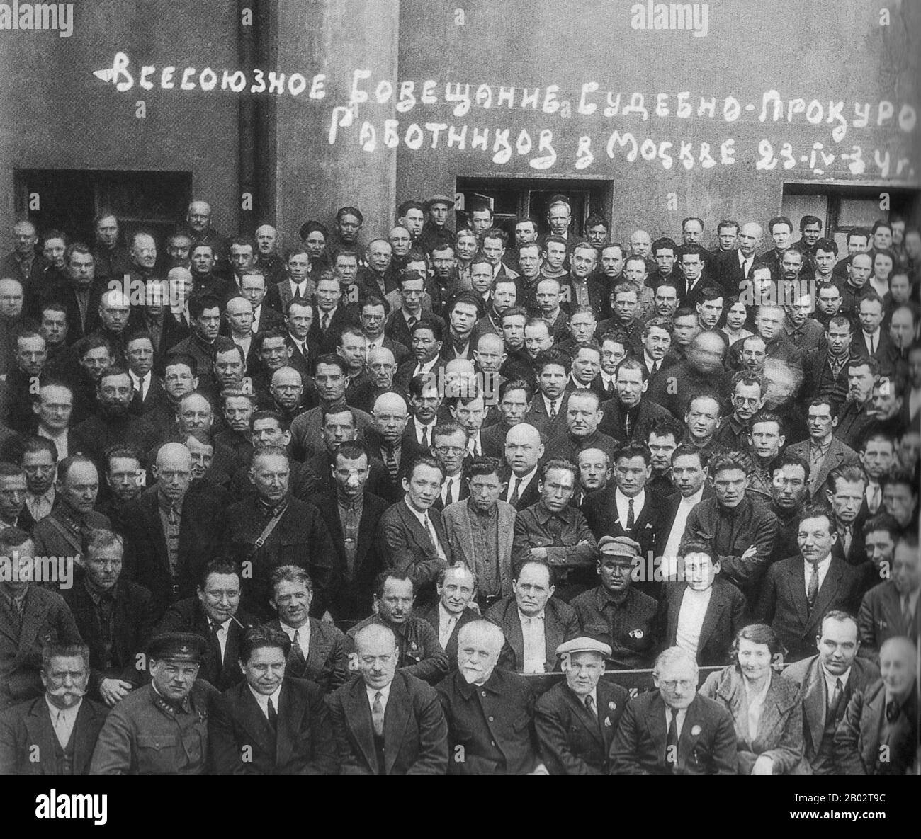 I Processi di Mosca furono una serie di processi di spettacolo tenuti nell'Unione Sovietica su iniziativa di Joseph Stalin tra il 1936 e il 1938. Gli imputati comprendevano la maggior parte dei vecchi bolscevichi sopravvissuti, così come l'ex leadership della polizia segreta sovietica. I Processi di Mosca hanno portato all'esecuzione di molti degli imputati, tra cui la maggior parte dei vecchi bolscevichi sopravvissuti. I processi sono generalmente visti come parte della Grande purga di Stalin, che è stato un tentativo di liberare il partito degli opposti partiti attuali o precedenti. I trotskisti erano particolarmente mirati, ma non esclusivamente. In effetti, qualsiasi bolscevico di punta Foto Stock