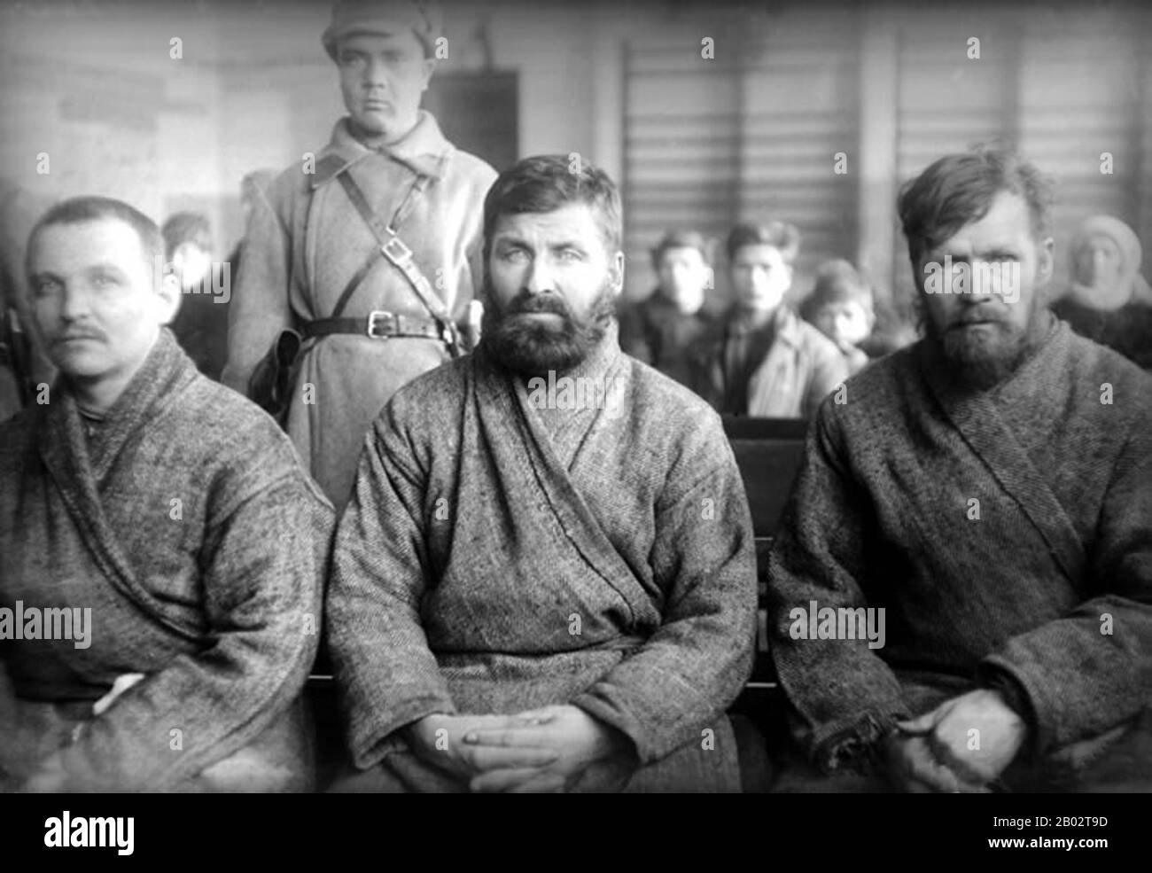 I Processi di Mosca furono una serie di processi di spettacolo tenuti nell'Unione Sovietica su iniziativa di Joseph Stalin tra il 1936 e il 1938. Gli imputati comprendevano la maggior parte dei vecchi bolscevichi sopravvissuti, così come l'ex leadership della polizia segreta sovietica. I Processi di Mosca hanno portato all'esecuzione di molti degli imputati, tra cui la maggior parte dei vecchi bolscevichi sopravvissuti. I processi sono generalmente visti come parte della Grande purga di Stalin, che è stato un tentativo di liberare il partito degli opposti partiti attuali o precedenti. I trotskisti erano particolarmente mirati, ma non esclusivamente. In effetti, qualsiasi bolscevico di punta Foto Stock