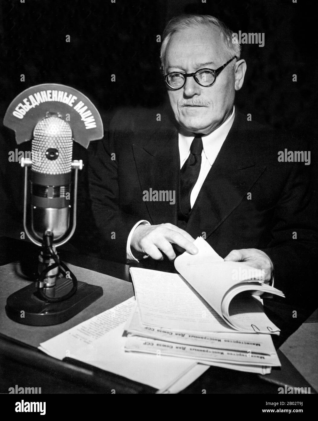 I Processi di Mosca furono una serie di processi di spettacolo tenuti nell'Unione Sovietica su iniziativa di Joseph Stalin tra il 1936 e il 1938. Gli imputati comprendevano la maggior parte dei vecchi bolscevichi sopravvissuti, così come l'ex leadership della polizia segreta sovietica. I Processi di Mosca hanno portato all'esecuzione di molti degli imputati, tra cui la maggior parte dei vecchi bolscevichi sopravvissuti, e i processi sono generalmente visti come parte della Grande purga di Stalin, che è stato un tentativo di liberare il partito degli opposti partiti attuali o precedenti, soprattutto ma non esclusivamente trotskisti, E di fatto qualsiasi importante cadre bolscevico Foto Stock