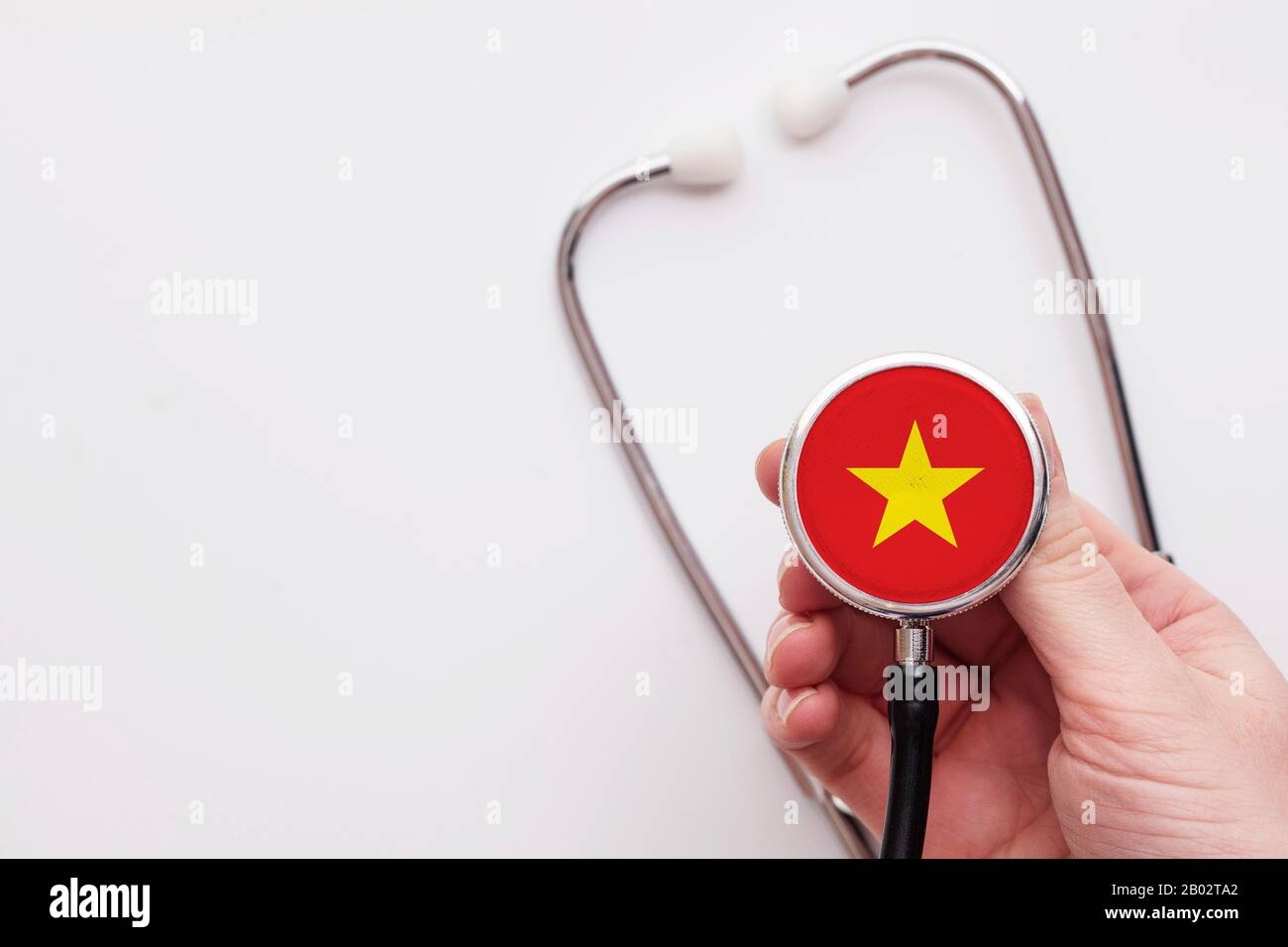 Concetto di assistenza sanitaria in Vietnam. Medico che detiene uno stetoscopio medico. Foto Stock