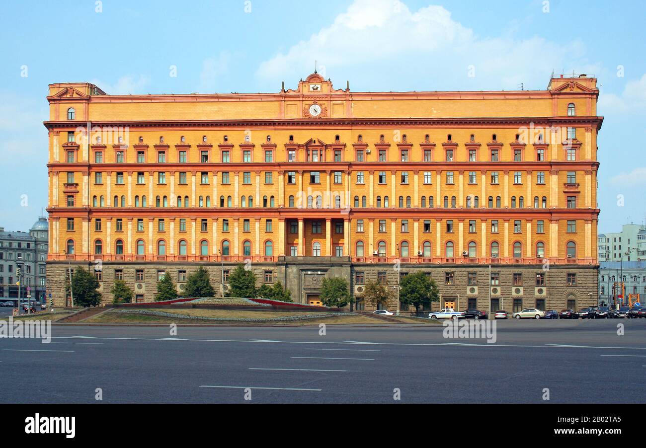 Il Lubyanka è il nome popolare della sede del KGB e della prigione affiliata in piazza Lubyanka a Mosca, Russia. E' un grande edificio neo-barocco con una facciata di mattoni gialli disegnata da Alexander V. Ivanov nel 1897 e aumentata da Aleksey Shchusev dal 1940 al 1947. Foto Stock