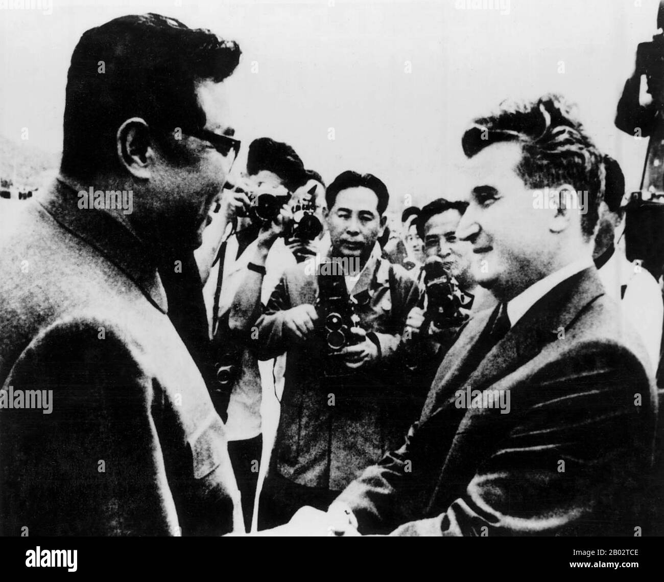 Nicolae Ceausescu (26 gennaio 1918 – 25 dicembre 1989) è stato un . Fu Segretario Generale del Partito Comunista Rumeno dal 1965 al 1989, e come tale fu il secondo e ultimo leader comunista del paese. Fu anche il capo di stato del paese dal 1967 al 1989. Ceausescu ha visitato la Cina, la Corea del Nord, la Repubblica Popolare mongola e il Vietnam del Nord nel 1971. Ha preso grande interesse per l'idea di una trasformazione nazionale totale come incarnato nei programmi della Juche della Corea del Nord e della Rivoluzione culturale cinese. Fu anche ispirato dai culti della personalità del Kore settentrionale Foto Stock