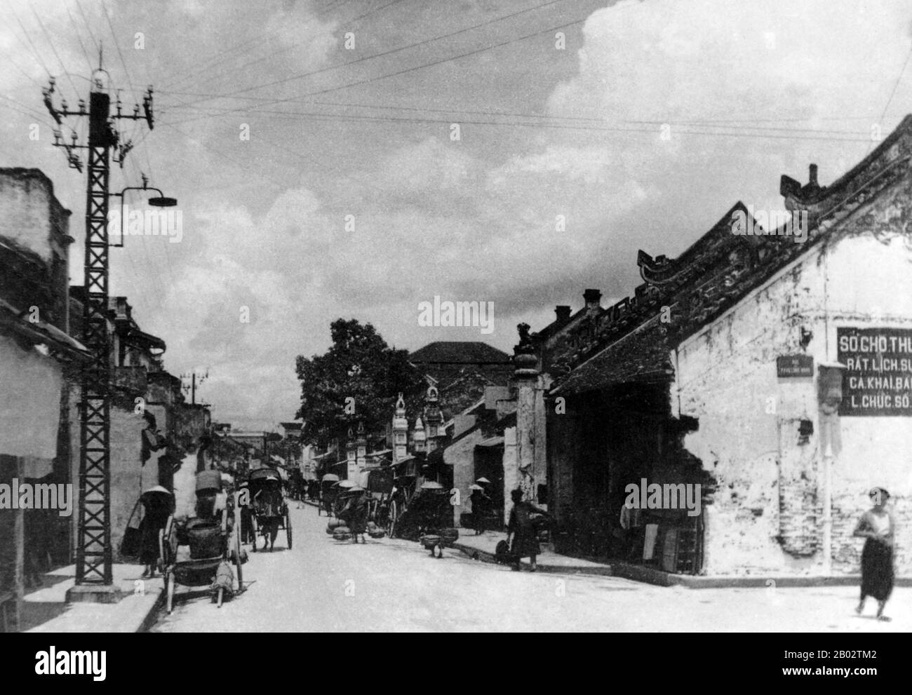 La maggior parte dei nomi di strada nel quartiere vecchio di Hanoi iniziano 'Hang', che significa 'salto' o 'commerciante'. "Bac" significa "smilver". Questa strada risale al 13th secolo, ma fu durante il regno di le Thanh Tong (1469-97) che argenterie e orafi allestire negozio qui. Nel 18th secolo, cambiavalute e gioiellieri si sono spostati dentro. Durante la regola francese, è stato chiamato "Exchange Street". Foto Stock