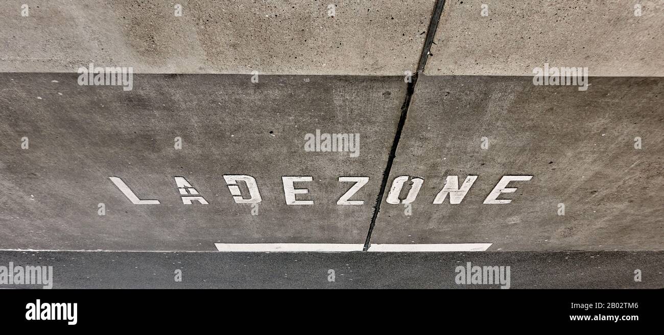 Corsia con l'iscrizione: Aerea per il caricamento in lingua tedesca, concetto per il caricamento di file Foto Stock