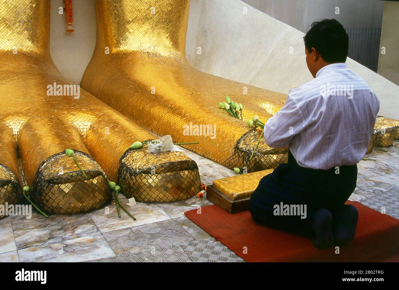 La caratteristica principale del Wat Intharawihan di Bangkok è il Buddha di 32 metri chiamato Luang Pho O Phrasiariyametri. Ci sono voluti oltre 60 anni per completare ed è decorato in mosaici di vetro e 24-carat oro. Il nodo superiore dell'immagine del Buddha contiene una reliquia del Buddha portato dallo Sri Lanka. Il tempio fu costruito all'inizio del periodo Ayutthaya. Foto Stock