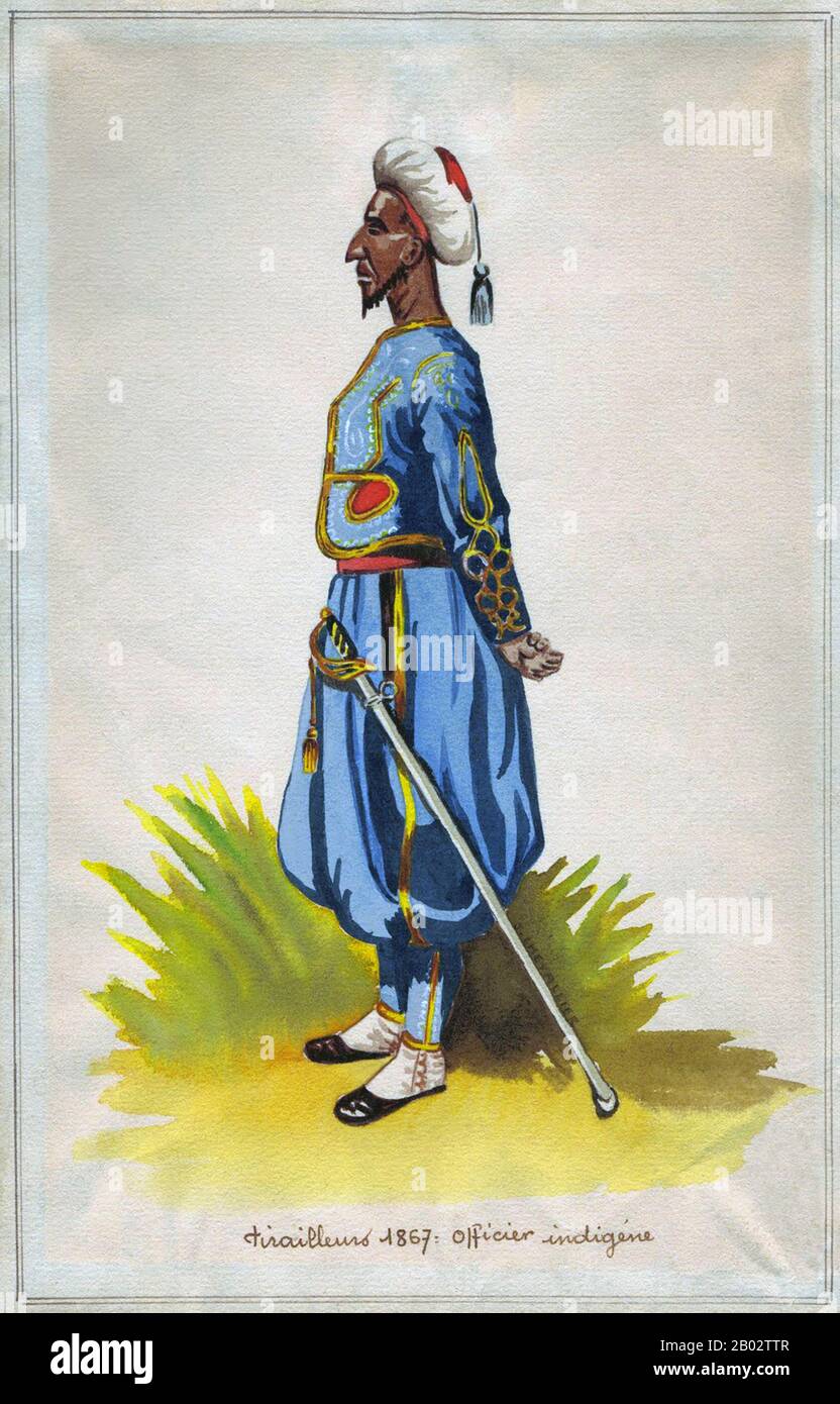 Talvolta citato nella letteratura francese contemporanea come 'Turcos', questo ufficiale indigeno è chiaramente di origine Maghribi (Africa nordoccidentale), probabilmente algerino o marocchino. Zouave fu il titolo dato ad alcuni reggimenti di fanteria leggera nell'esercito francese, che normalmente servivano nel Nord Africa francese tra il 1831 e il 1962. Il nome è stato anche adottato durante il 19th secolo da unità in altri eserciti, in particolare regimenti volontari allevati per il servizio nella guerra civile americana. Le principali caratteristiche distintive di tali unità erano l'uniforme di zouave, che comprendeva giacche corte aperte, Foto Stock