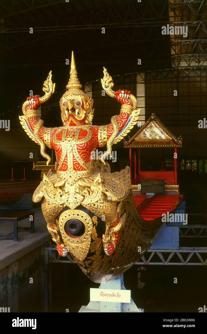 Il Krut Hern Het è una delle due chiatte di Classe Krut con le statuine garuda. Le chiatte reali della Thailandia sono state usate nelle cerimonie sul fiume Chao Phraya di Bangkok dal 18th secolo, ma sono state usate anche prima di questo periodo nell'era Ayutthayan. Le Royal Barges, squisitamente lavorate, sono una miscela di artigianato e arte tradizionale tailandese. La Processione reale della chiatta si svolge raramente, tipicamente coincidenti con solo gli eventi culturali e religiosi più significativi. Durante il regno di re Bhumibol Adulyadej che attraversa oltre 60 anni la Processione è avvenuta solo 16 volte. La Royal Barge Pro Foto Stock