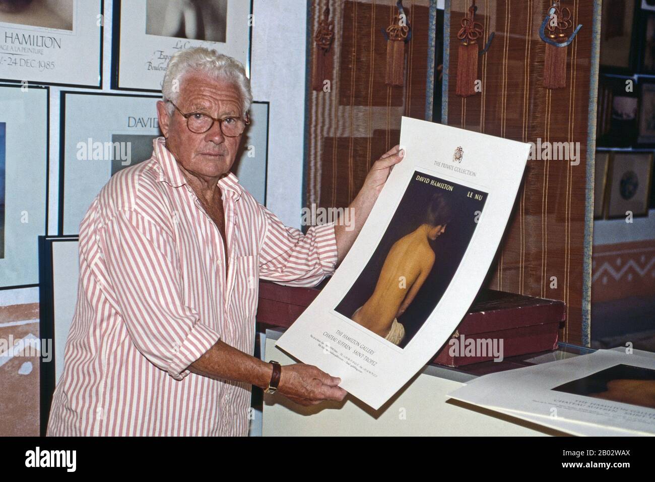 David Hamilton, britischer Kunstfotograff und Filmemacher, a Saint Tropez, Frankreich 1999. Fotografo britannico e regista David Hamilton a Saint Tropez, Francia 1999. Foto Stock