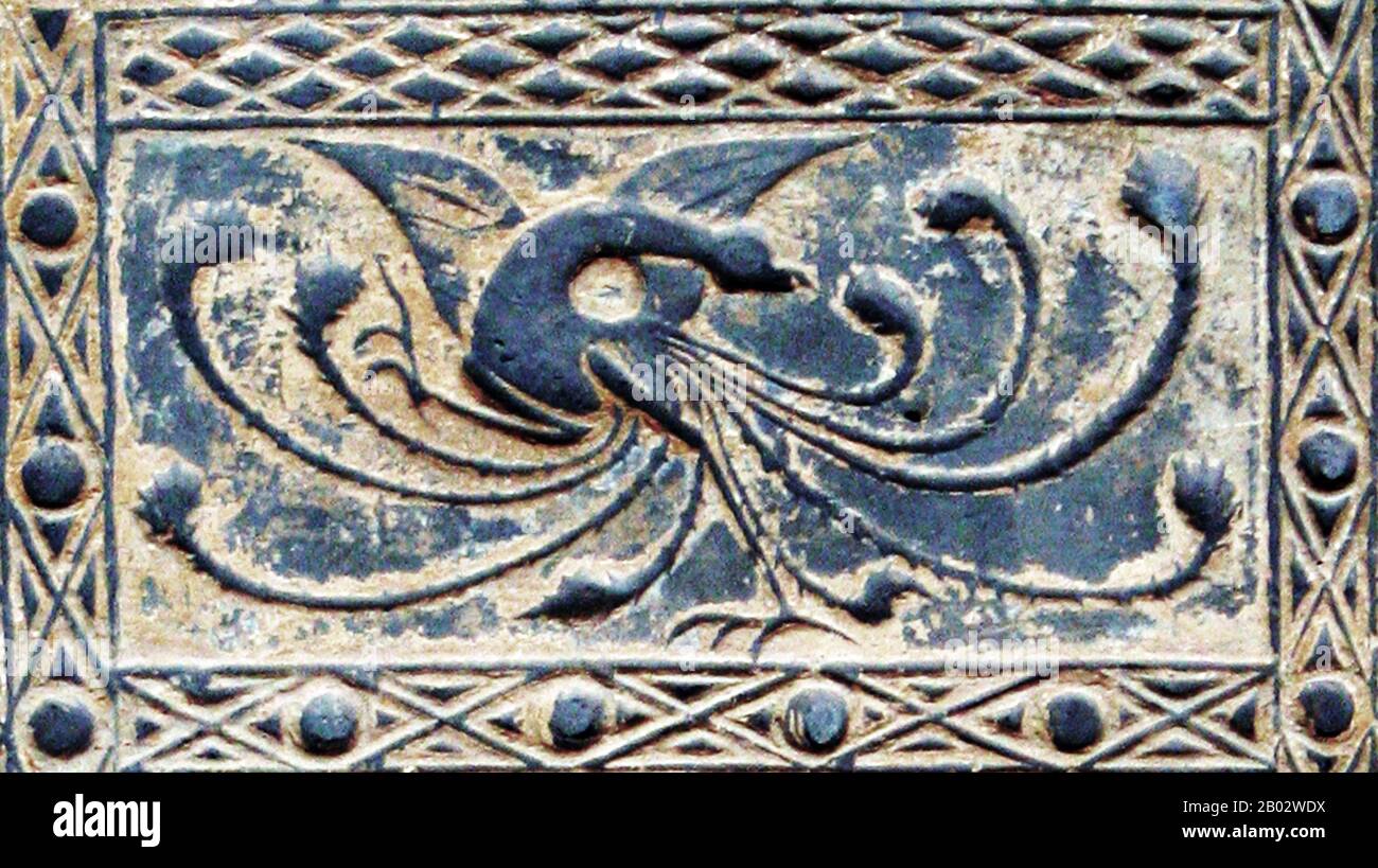 Una piastrella in ceramica della dinastia Han, raffigurante scene di caccia e battaglia contenenti figure emblematiche delle "cinque direzioni cardinali" (le quattro direzioni cardinali più il centro). I Quattro simboli (cinese: 四象; pinyin: Sì Xiàng) sono quattro creature mitologiche nelle costellazioni cinesi. Sono il Drago Azzurro, l'Oriente, l'uccello vermiglio del Sud, la Tigre Bianca dell'Ovest e la tartaruga Nera del Nord. Ognuno di essi rappresenta una direzione e una stagione, e ognuno ha le proprie caratteristiche e origini individuali. Simbolicamente e come parte di spirituale e religioso Foto Stock