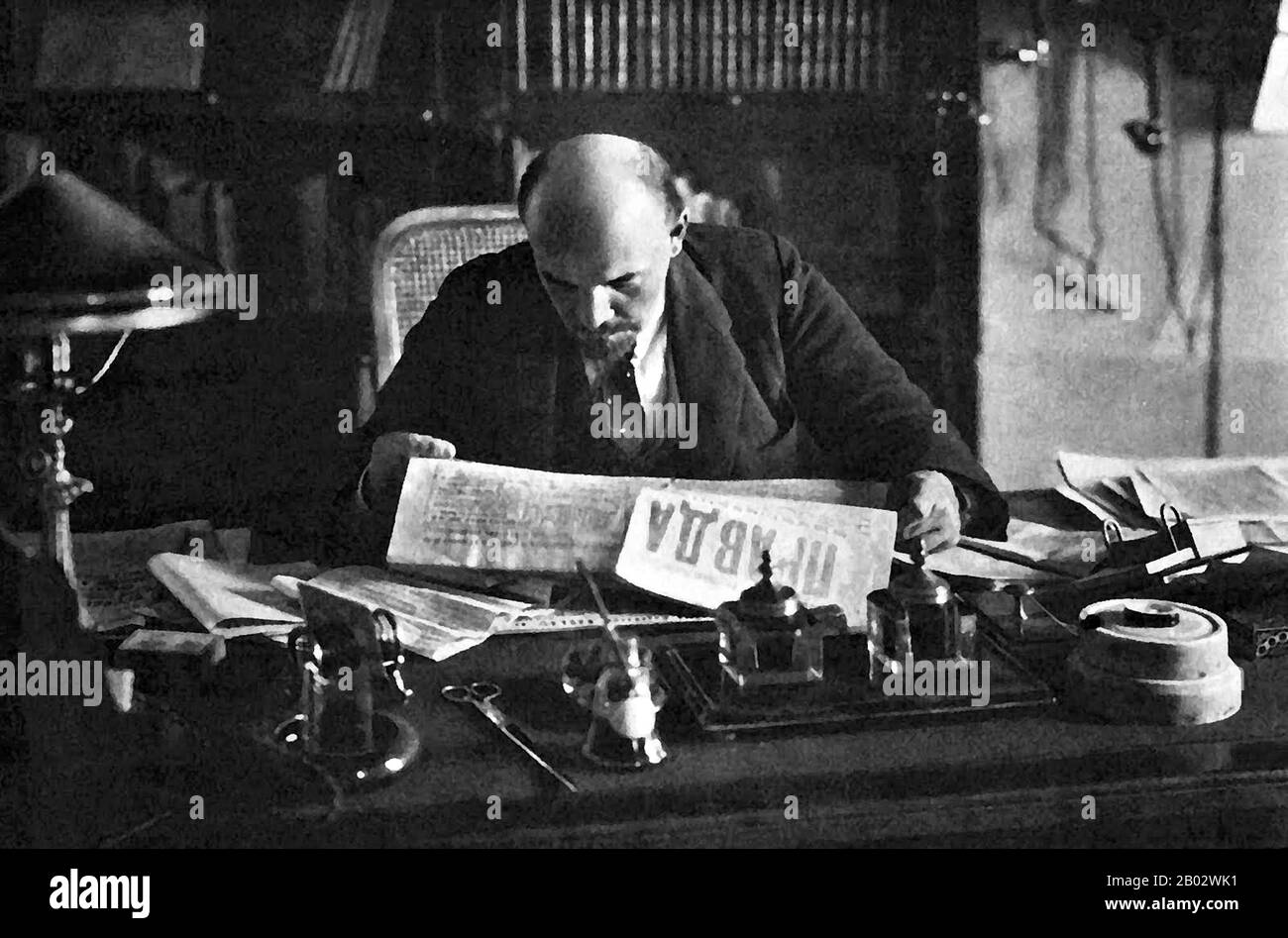 Vladimir Ilyich Lenin, nato Vladimir Ilyich Ulyanov (22 aprile 1870 – 21 gennaio 1924), è stato un . Lenin fu il capo della Repubblica socialista federativa sovietica russa dal 1917, e poi contemporaneamente come Premier dell'Unione Sovietica dal 1922, fino alla sua morte. Sotto la sua amministrazione, l'impero russo si disintegrò e fu sostituito dall'Unione Sovietica, uno stato costituzionalmente socialista monopartitico; tutta la ricchezza, compresi terra, industria e affari, fu nazionalizzata. Basato nel marxismo, i suoi contributi teorici a ma Foto Stock