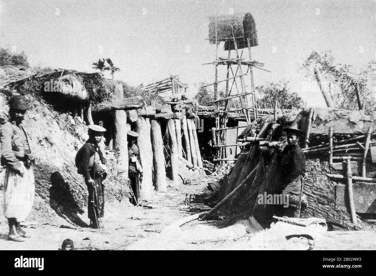 La Cittadella di Hanoi era l'ex residenza dei monarchi vietnamiti, risalente al 'dai Viet', periodo di grandi dinastie vietnamite, quando la città era conosciuta come Thang Long. La cittadella fu costruita dalla dinastia Ly nel 1010 d.C. e rimase sede della corte vietnamita fino al 1810, quando Hue divenne la capitale. I palazzi reali e le altre varie strutture furono in gran parte distrutti dai francesi coloniali alla fine del 19th secolo. Durante la guerra del Vietnam (guerra americana), il comando militare del Vietnam del Nord sotto il generale Giap aveva la sua sede nella cittadella in un edificio noto Foto Stock